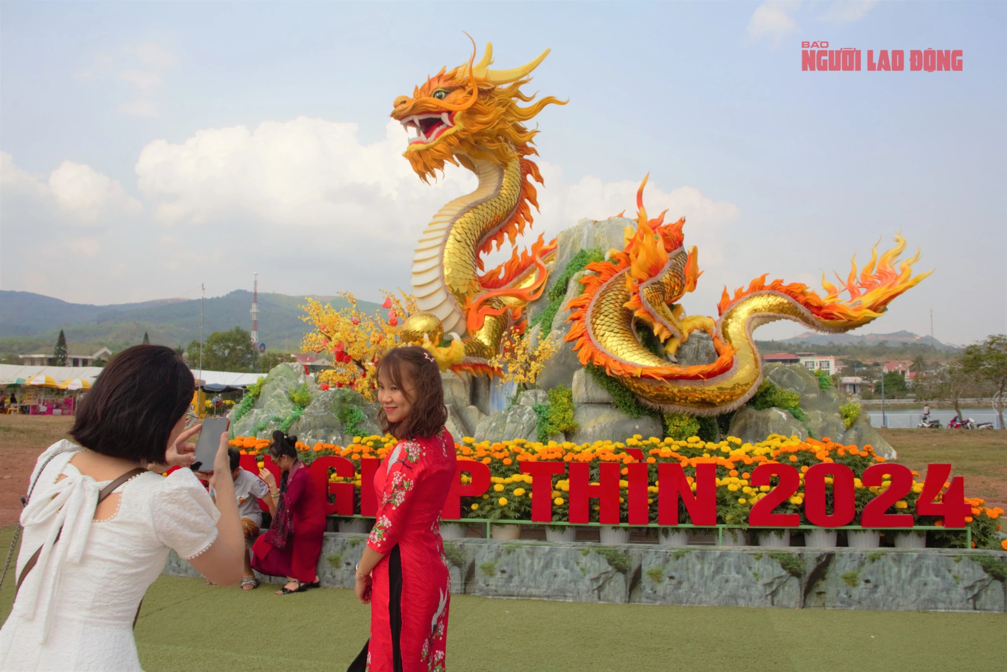 D&ograve;ng người k&eacute;o nhau đến ngắm linh vật rồng ở v&ugrave;ng bi&ecirc;n Lao Bảo- Ảnh 9.