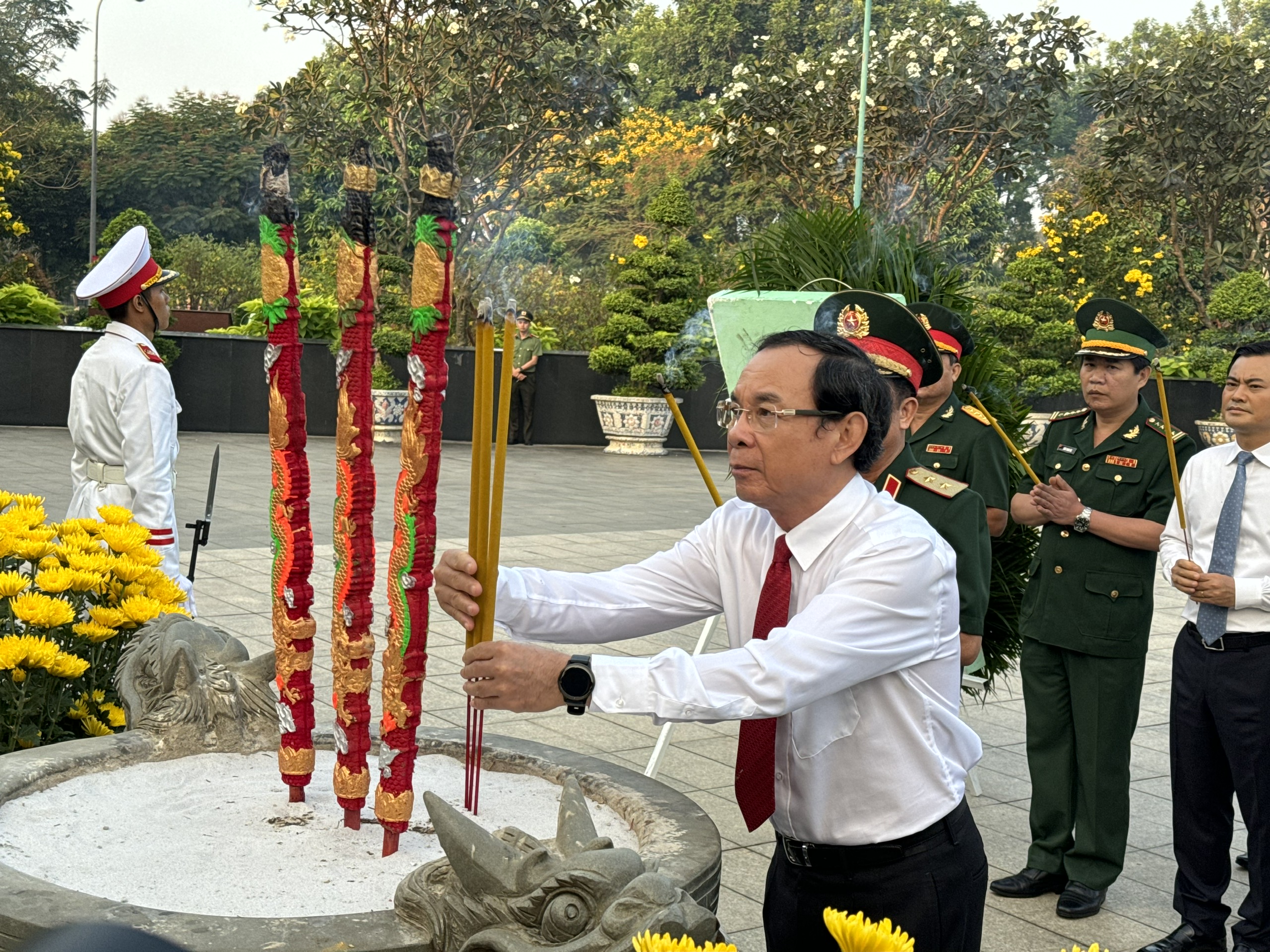 Bí thư Nguyễn Văn Nên dâng hoa, dâng hương các anh hùng liệt sĩ- Ảnh 3.