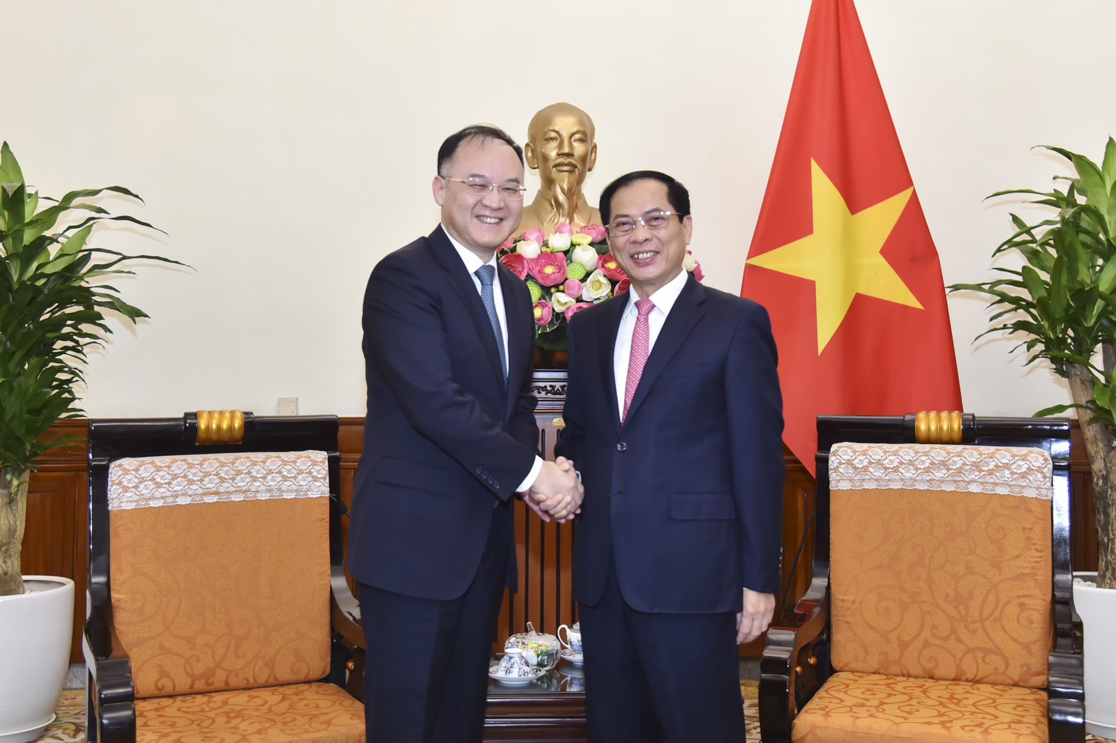 Bộ trưởng B&ugrave;i Thanh Sơn tiếp Trợ l&yacute; Bộ trưởng Ngoại giao Trung Quốc N&ocirc;ng Dung- Ảnh 1.