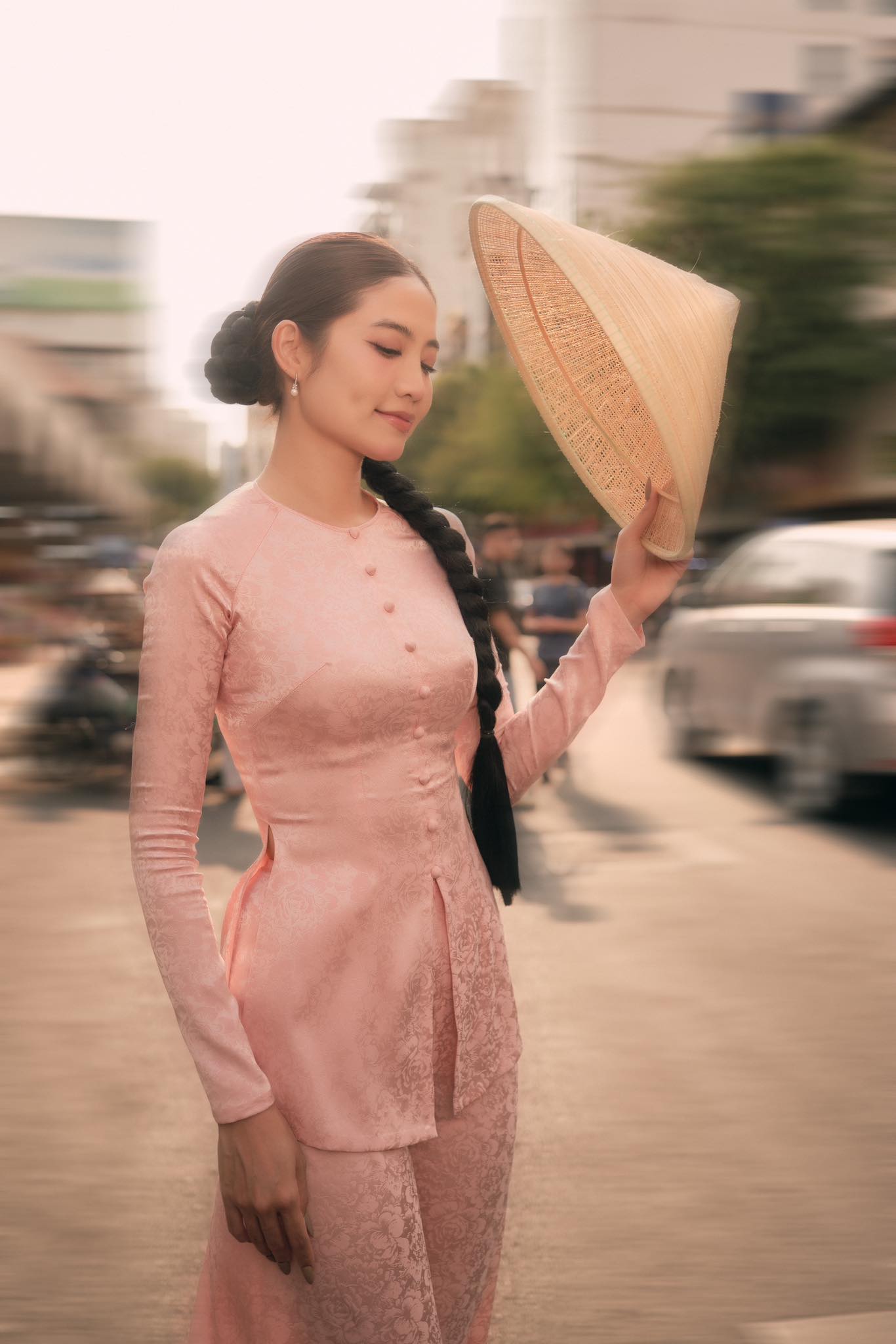 MC Ninh Hoàng Ngân diện áo bà ba xuống phố - Ảnh 1.