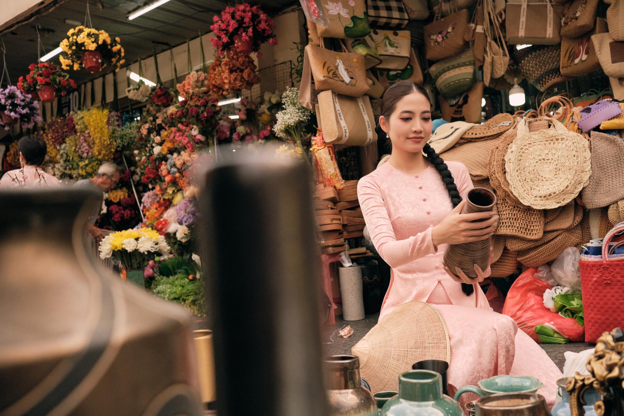 MC Ninh Hoàng Ngân diện áo bà ba xuống phố - Ảnh 2.
