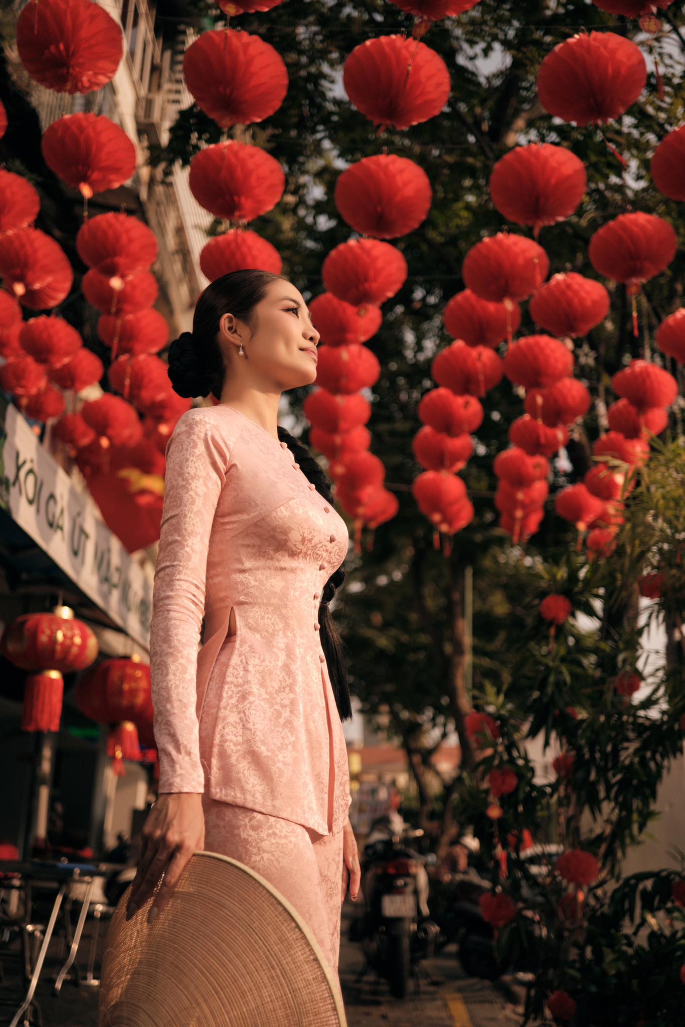 MC Ninh Hoàng Ngân diện áo bà ba xuống phố - Ảnh 4.