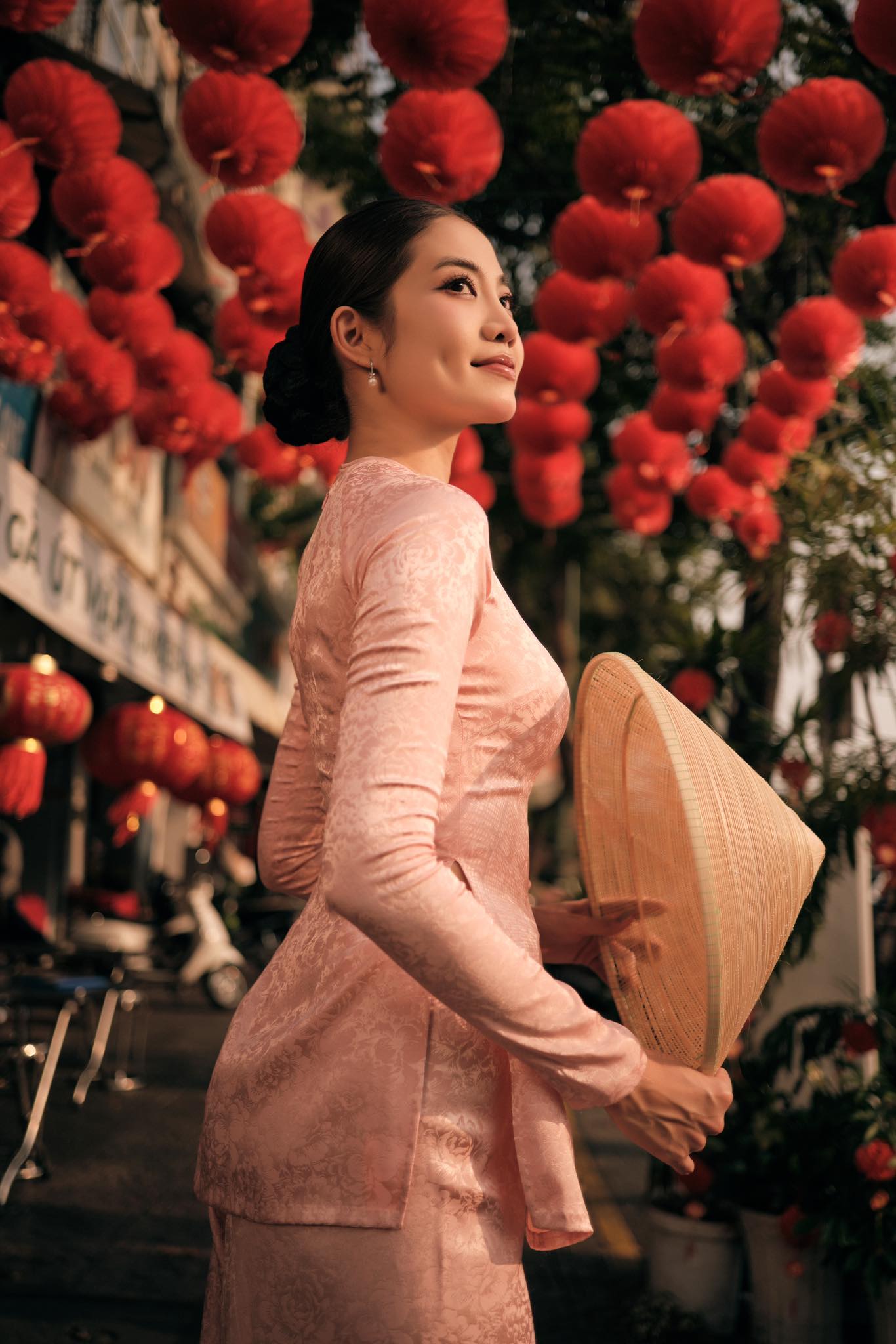 MC Ninh Hoàng Ngân diện áo bà ba xuống phố - Ảnh 5.