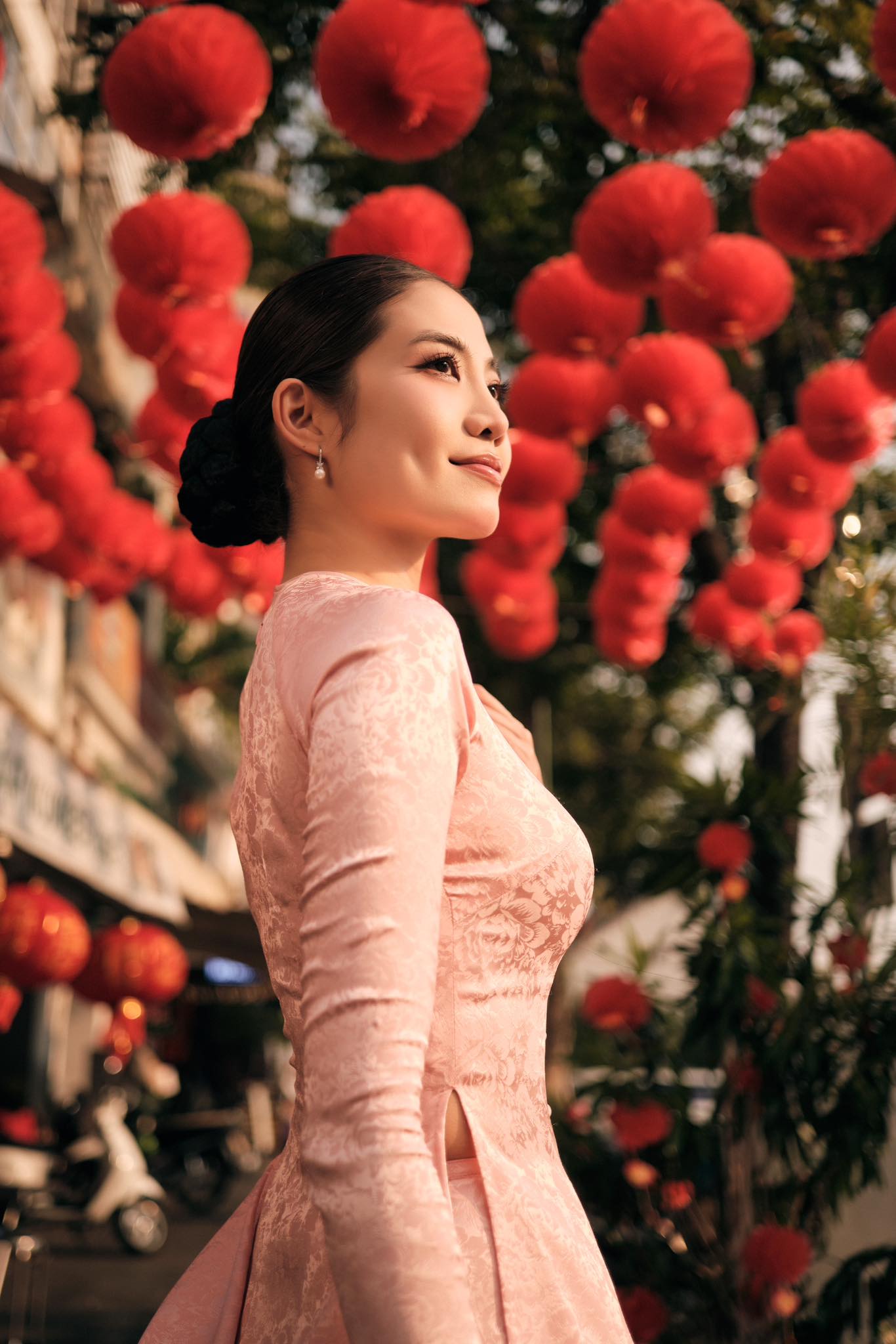 MC Ninh Hoàng Ngân diện áo bà ba xuống phố - Ảnh 6.