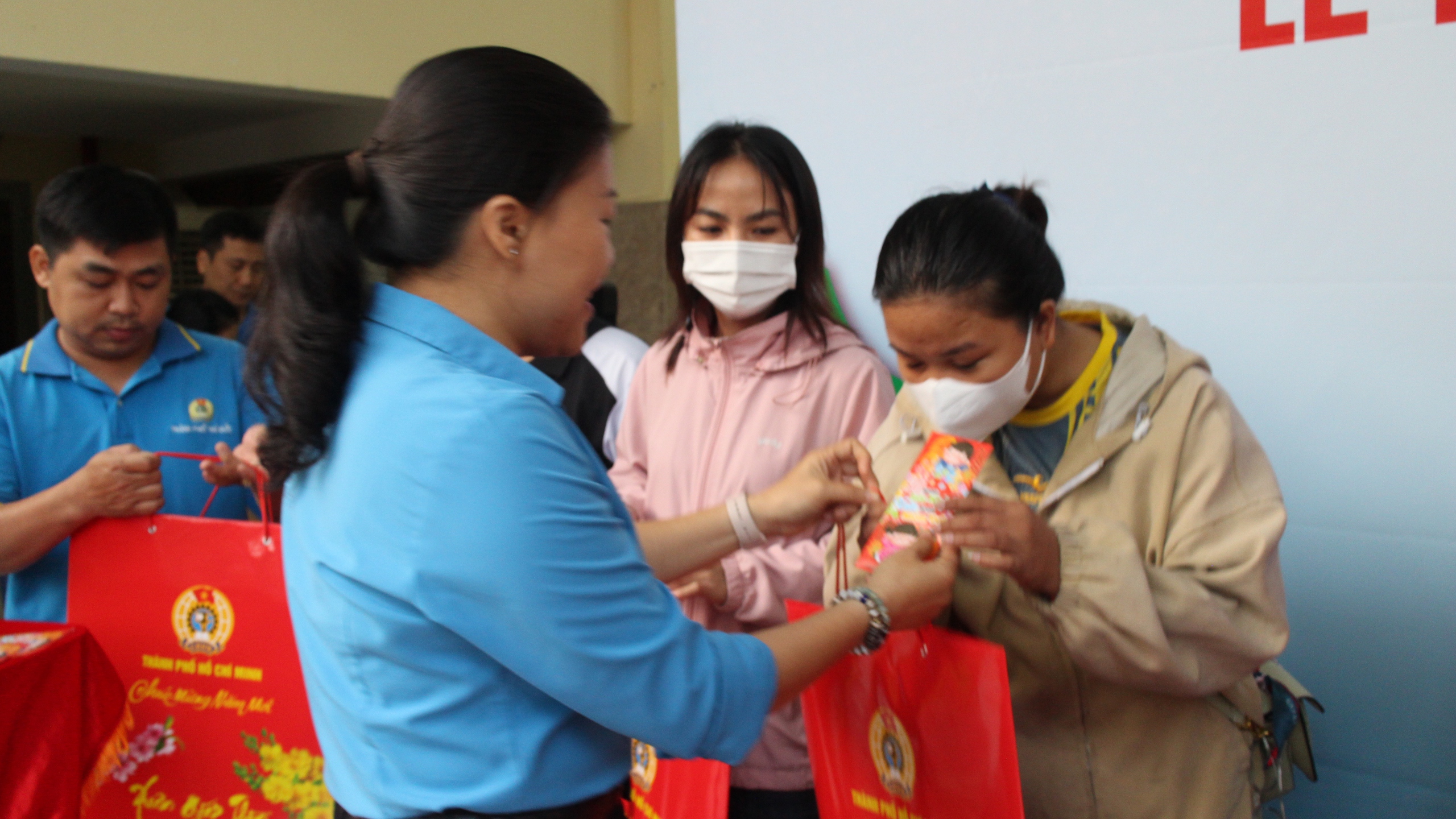 C&ocirc;ng nh&acirc;n về qu&ecirc; tr&ecirc;n những chuyến xe miễn ph&iacute;- Ảnh 2.