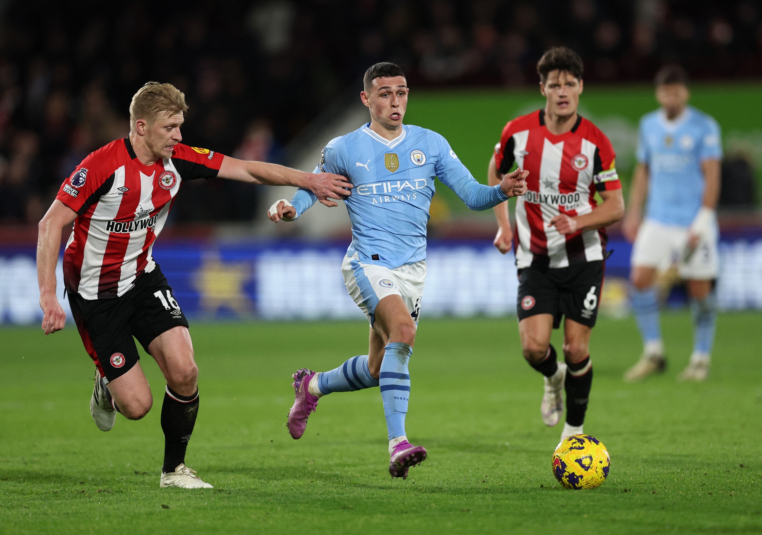 Hat-trick của Foden đưa Man City &aacute;p s&aacute;t ng&ocirc;i đầu Ngoại hạng Anh- Ảnh 2.