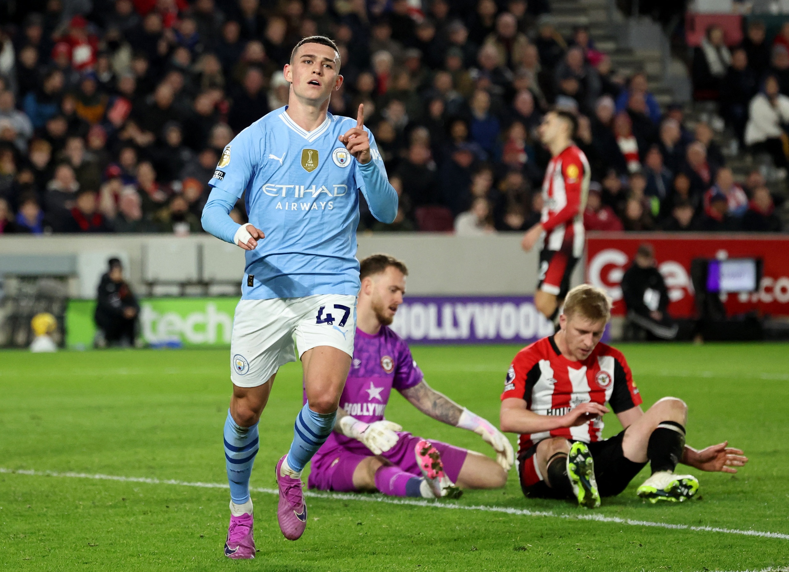 Hat-trick của Foden đưa Man City &aacute;p s&aacute;t ng&ocirc;i đầu Ngoại hạng Anh- Ảnh 6.