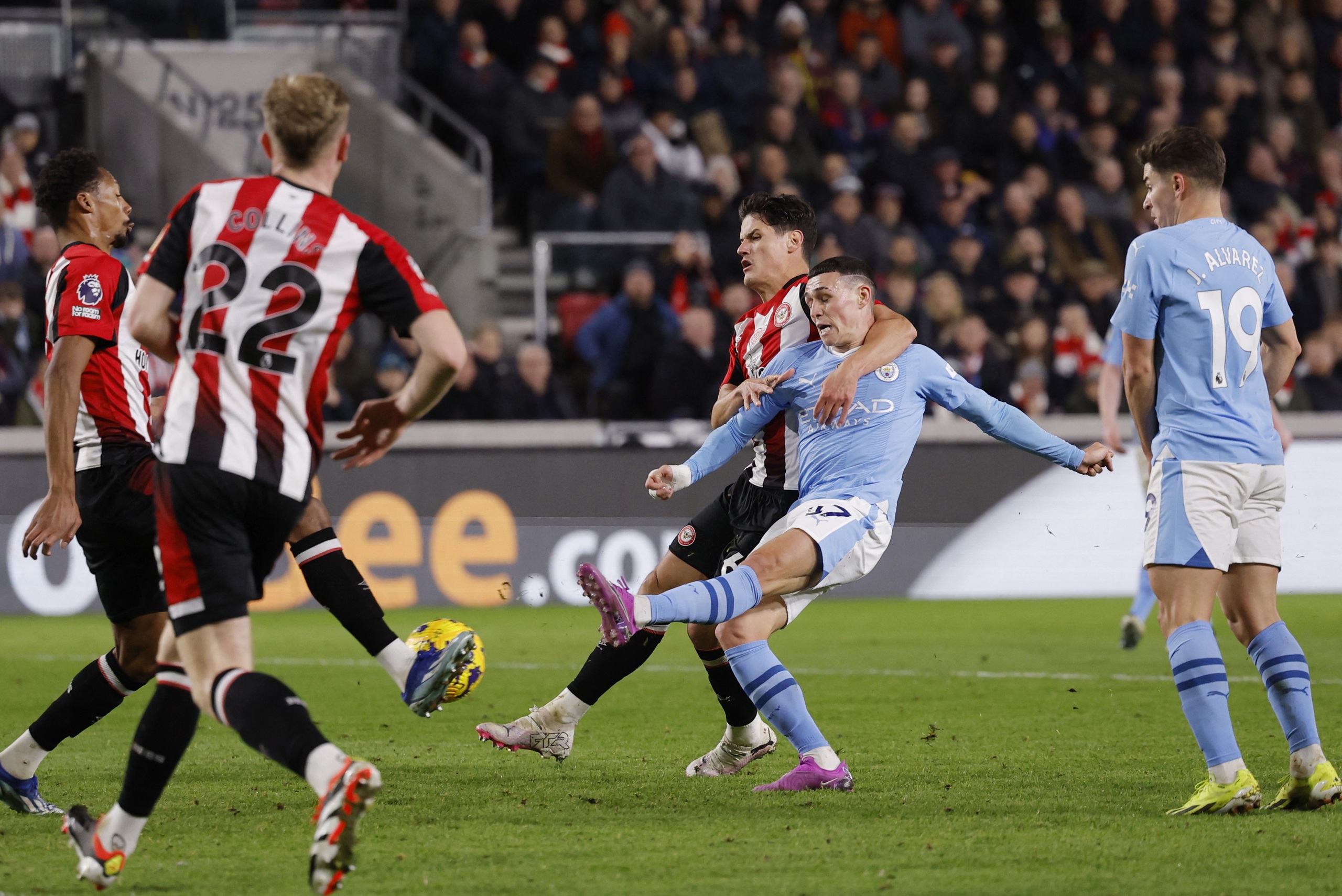 Hat-trick của Foden đưa Man City &aacute;p s&aacute;t ng&ocirc;i đầu Ngoại hạng Anh- Ảnh 4.