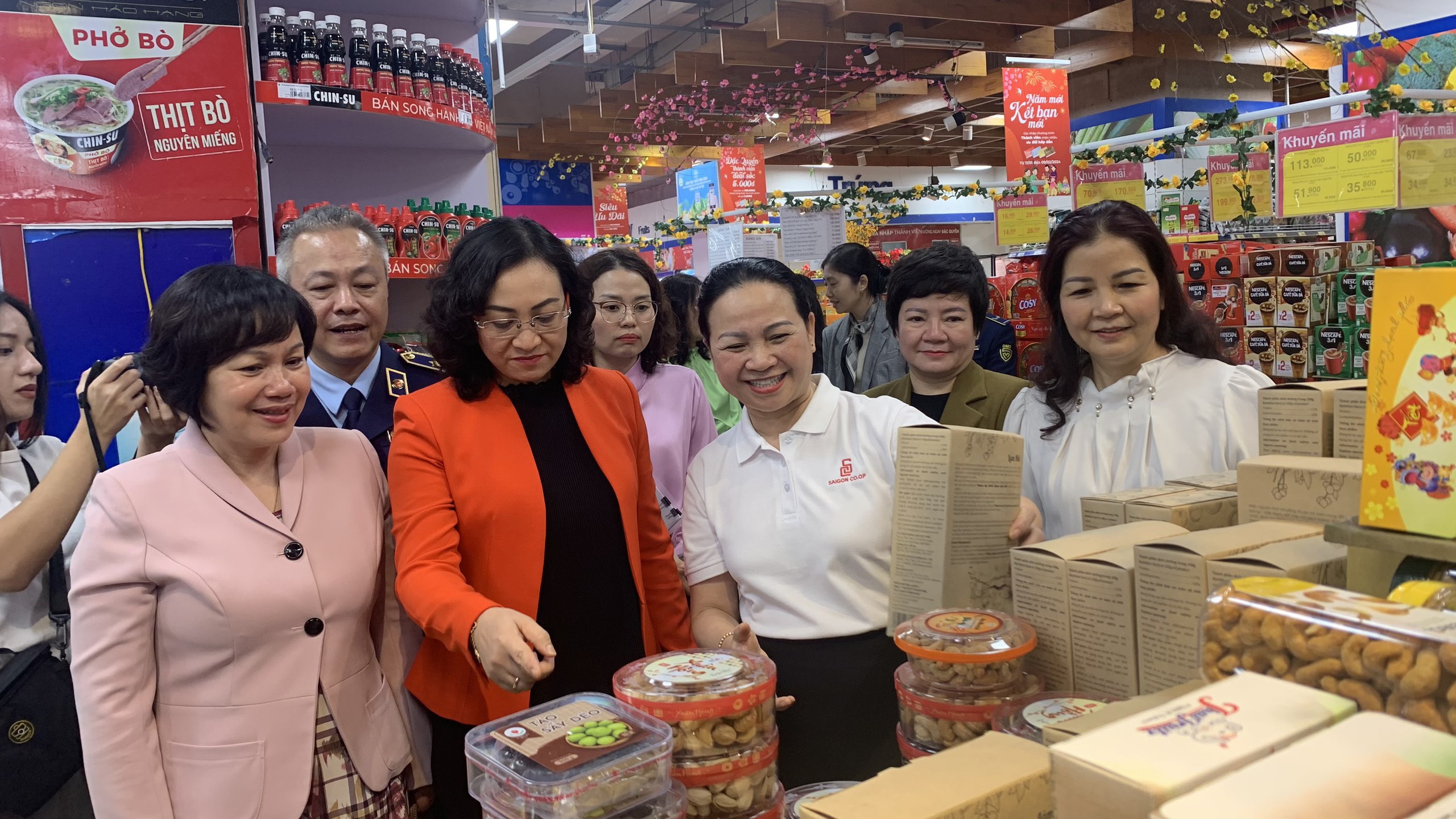 Bộ C&ocirc;ng Thương kiểm tra đảm bảo h&agrave;ng ho&aacute; phục vụ Tết tại H&agrave; Nội v&agrave; TP HCM- Ảnh 1.