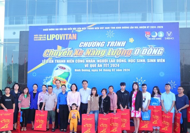 Lãnh đạo tỉnh Bình Dương và nhà tài trợ tặng quà cho công nhân, người lao động, sinh viên trước khi lên xe - Ảnh: Thảo Nguyễn
