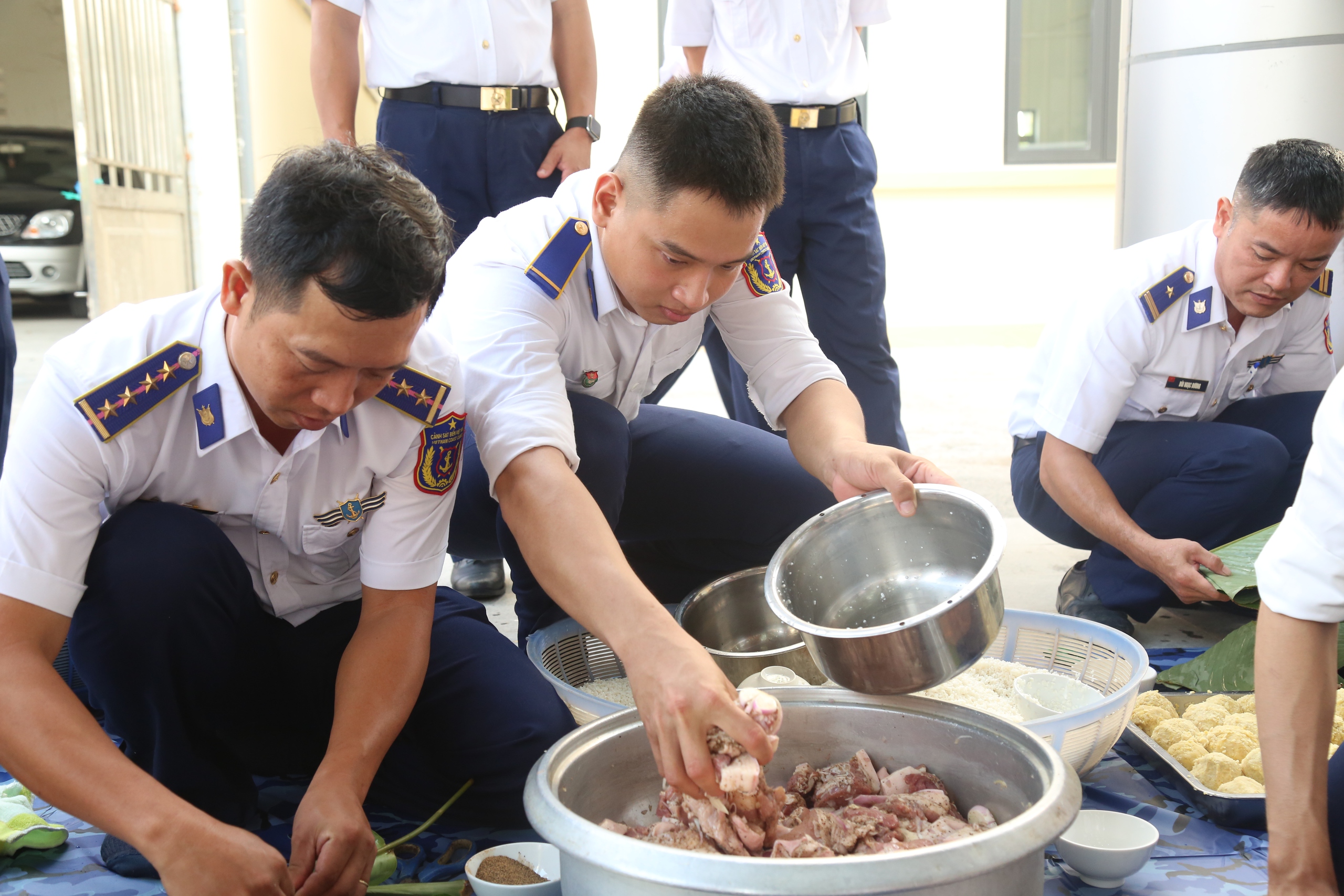 Những chàng trai cảnh sát biển thi gói bánh chưng dịp Tết- Ảnh 1.