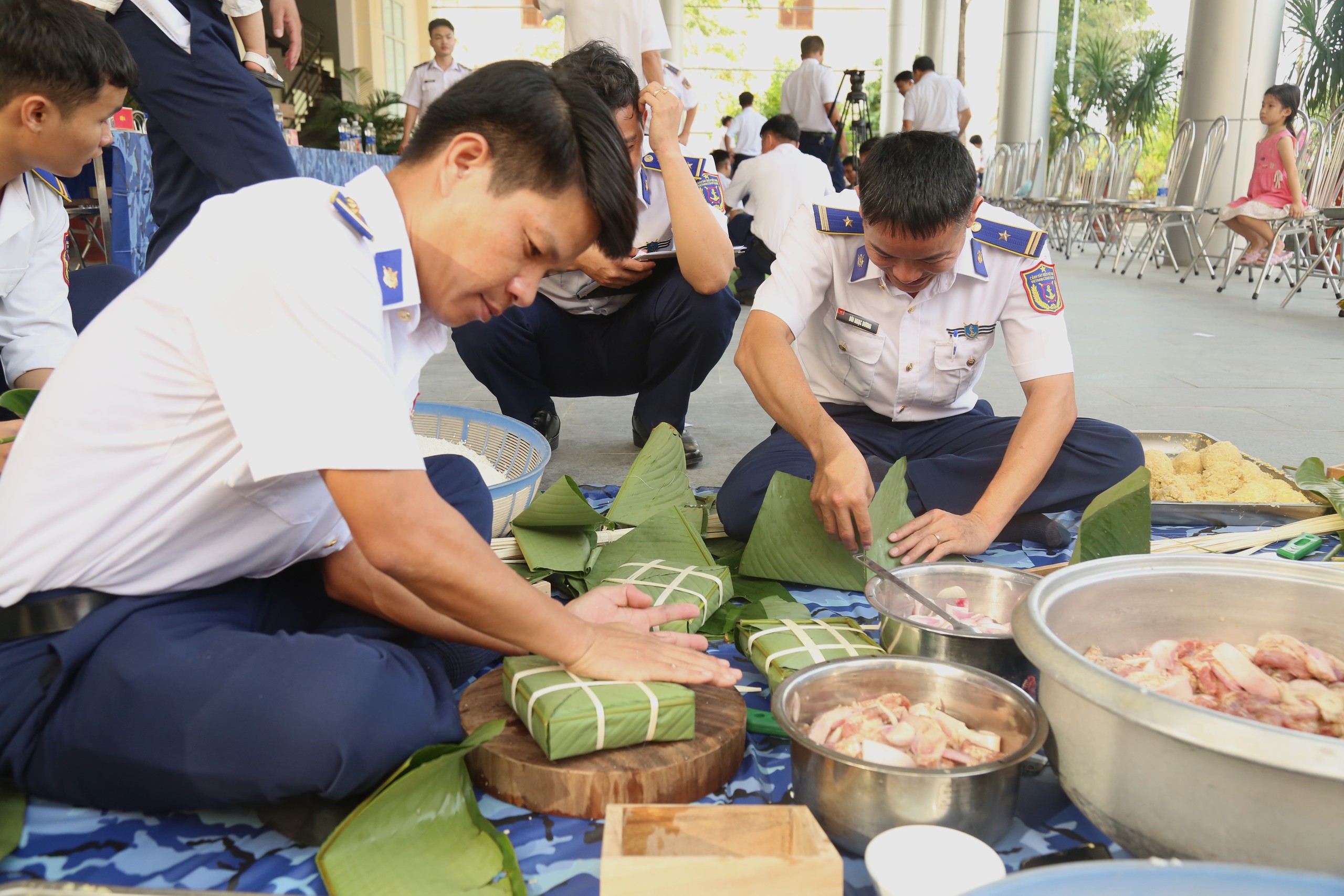 Những chàng trai cảnh sát biển thi gói bánh chưng dịp Tết- Ảnh 2.