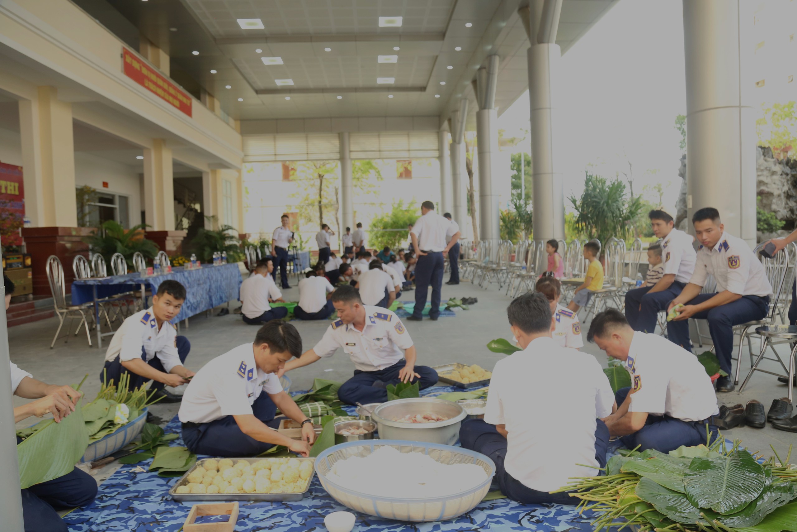 Những chàng trai cảnh sát biển thi gói bánh chưng dịp Tết- Ảnh 4.