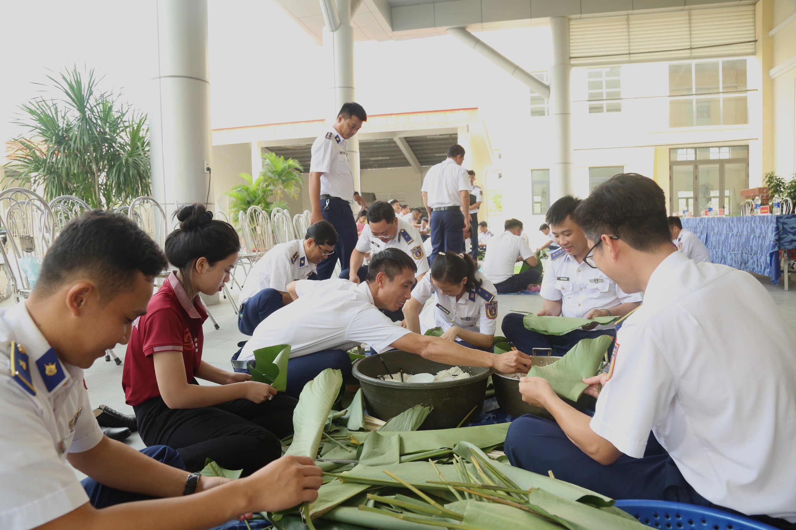 Những chàng trai cảnh sát biển thi gói bánh chưng dịp Tết- Ảnh 3.