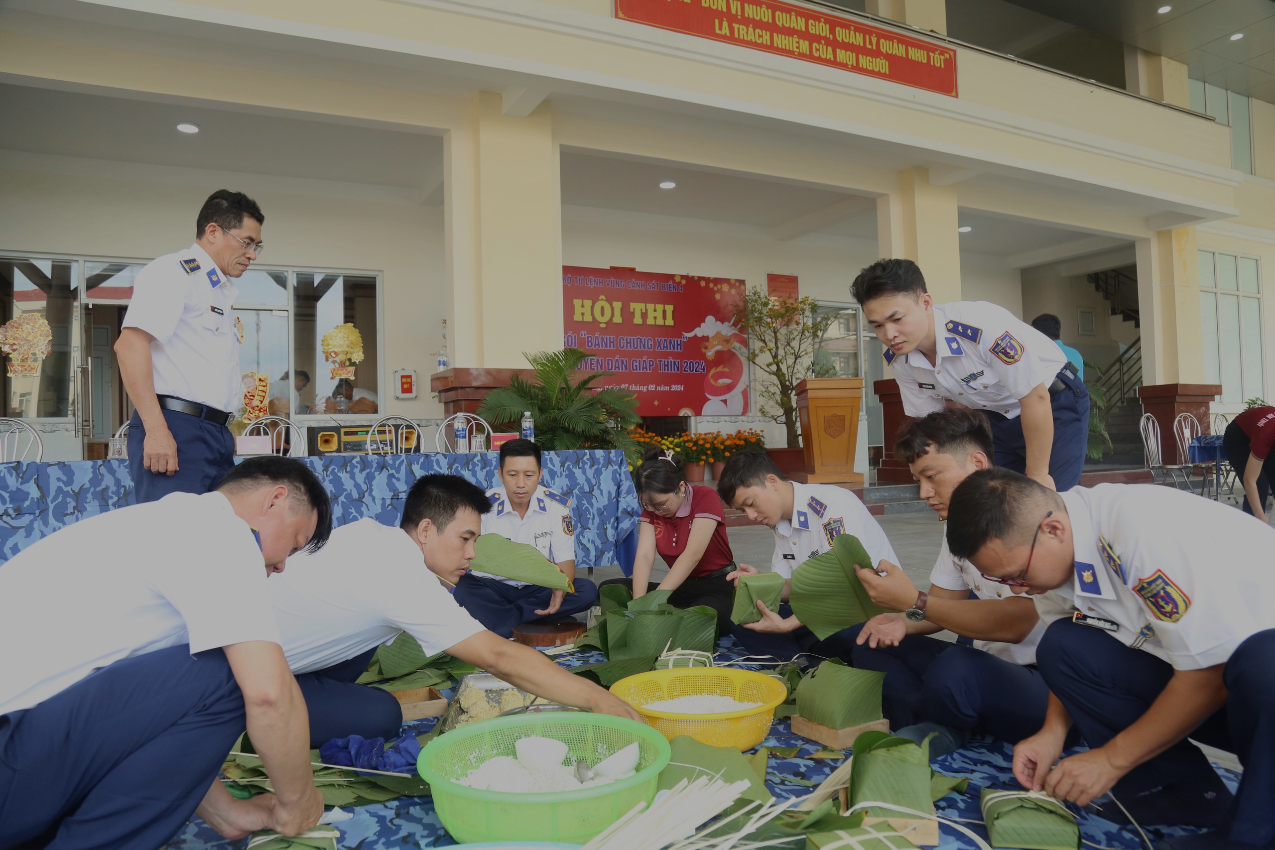 Những chàng trai cảnh sát biển thi gói bánh chưng dịp Tết- Ảnh 7.