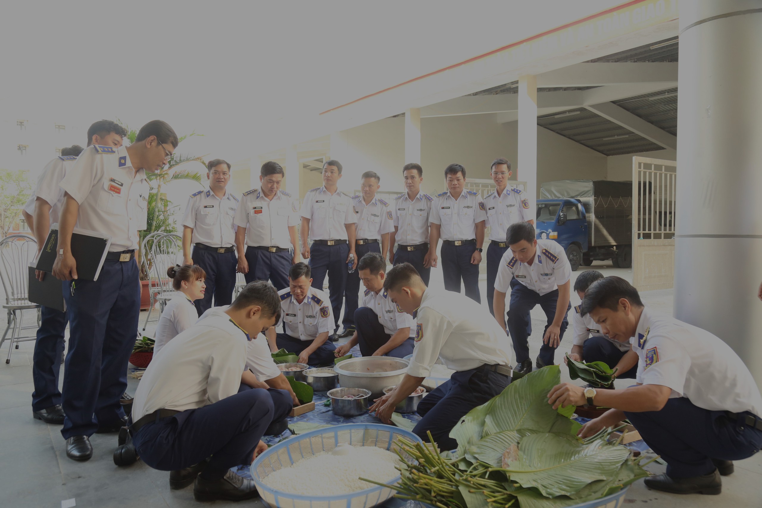 Những chàng trai cảnh sát biển thi gói bánh chưng dịp Tết- Ảnh 8.