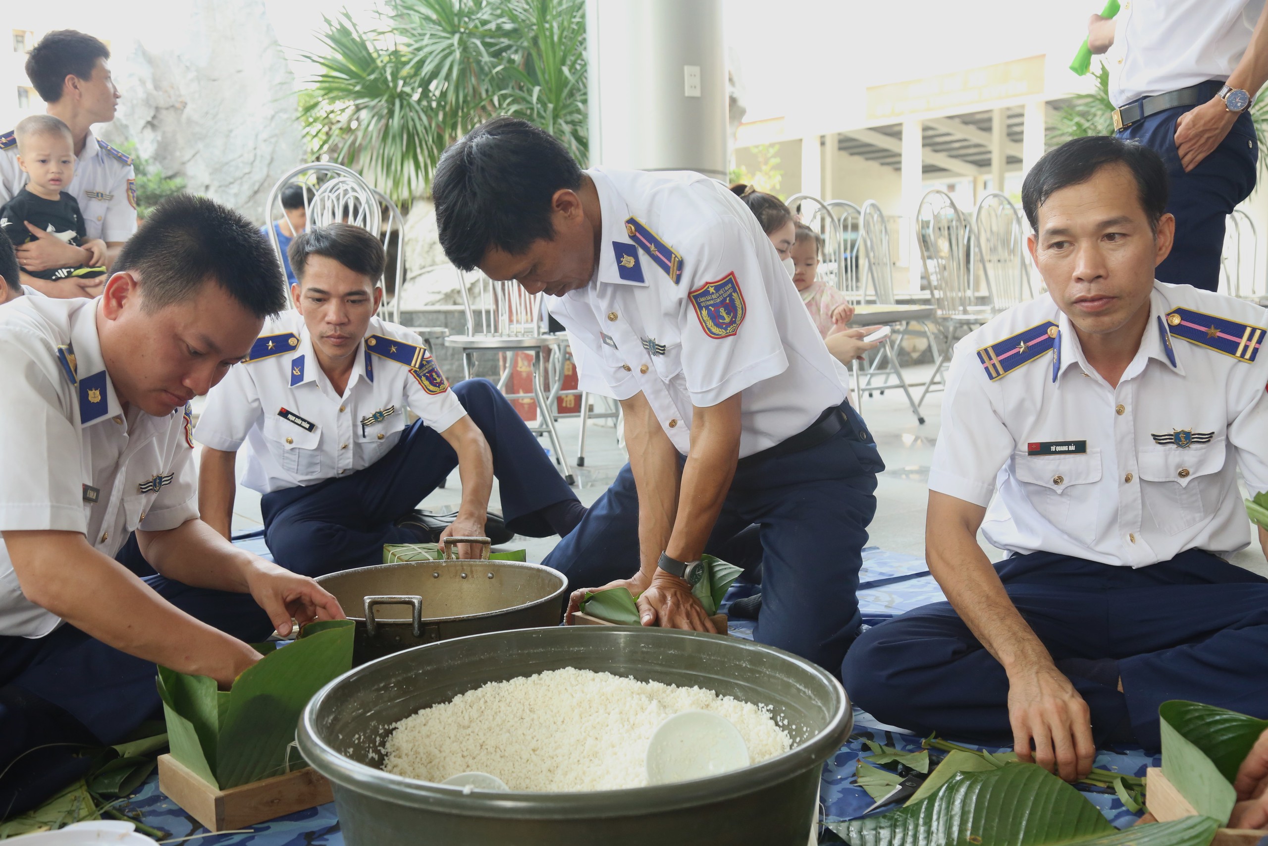 Những chàng trai cảnh sát biển thi gói bánh chưng dịp Tết- Ảnh 5.