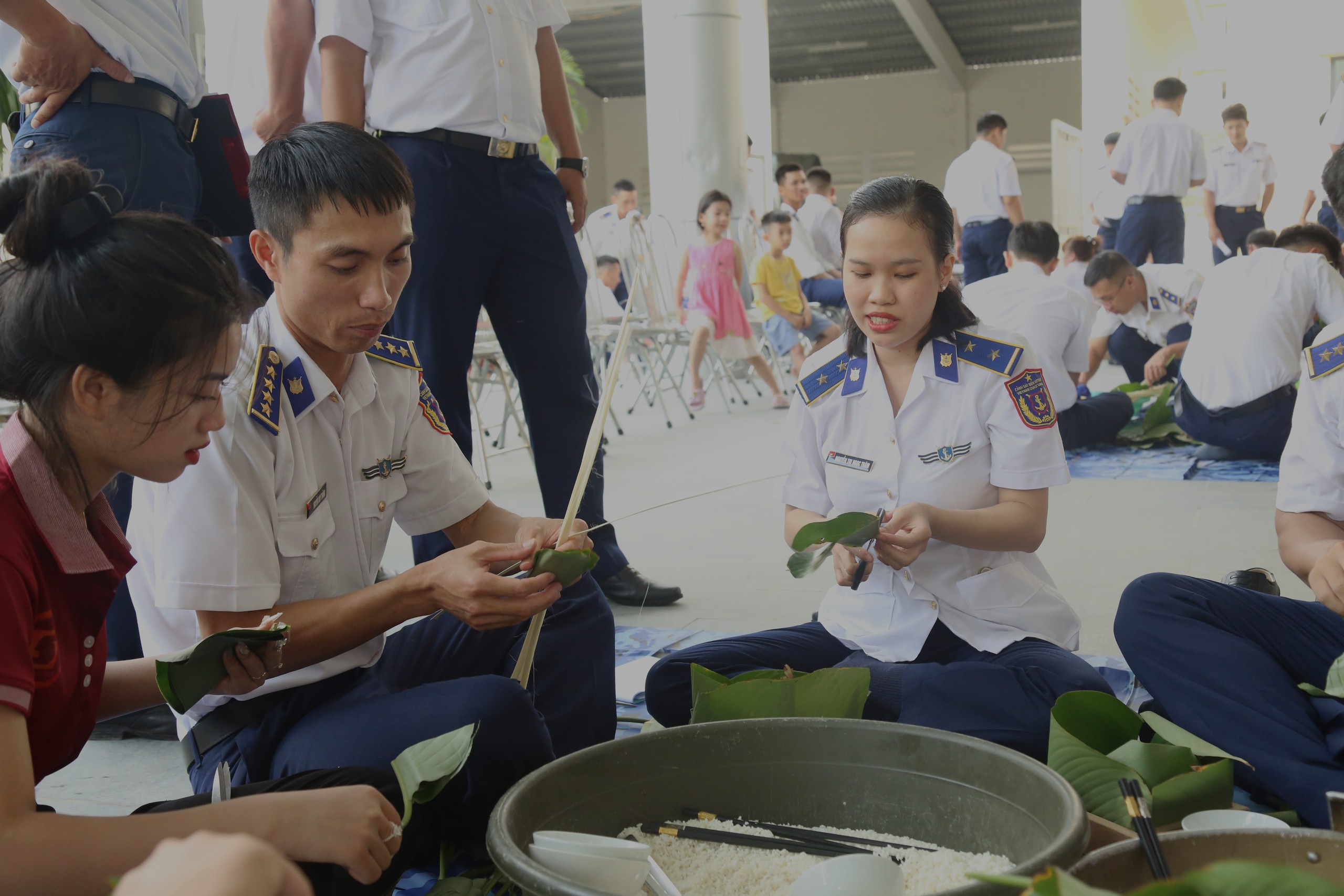 Những chàng trai cảnh sát biển thi gói bánh chưng dịp Tết- Ảnh 9.