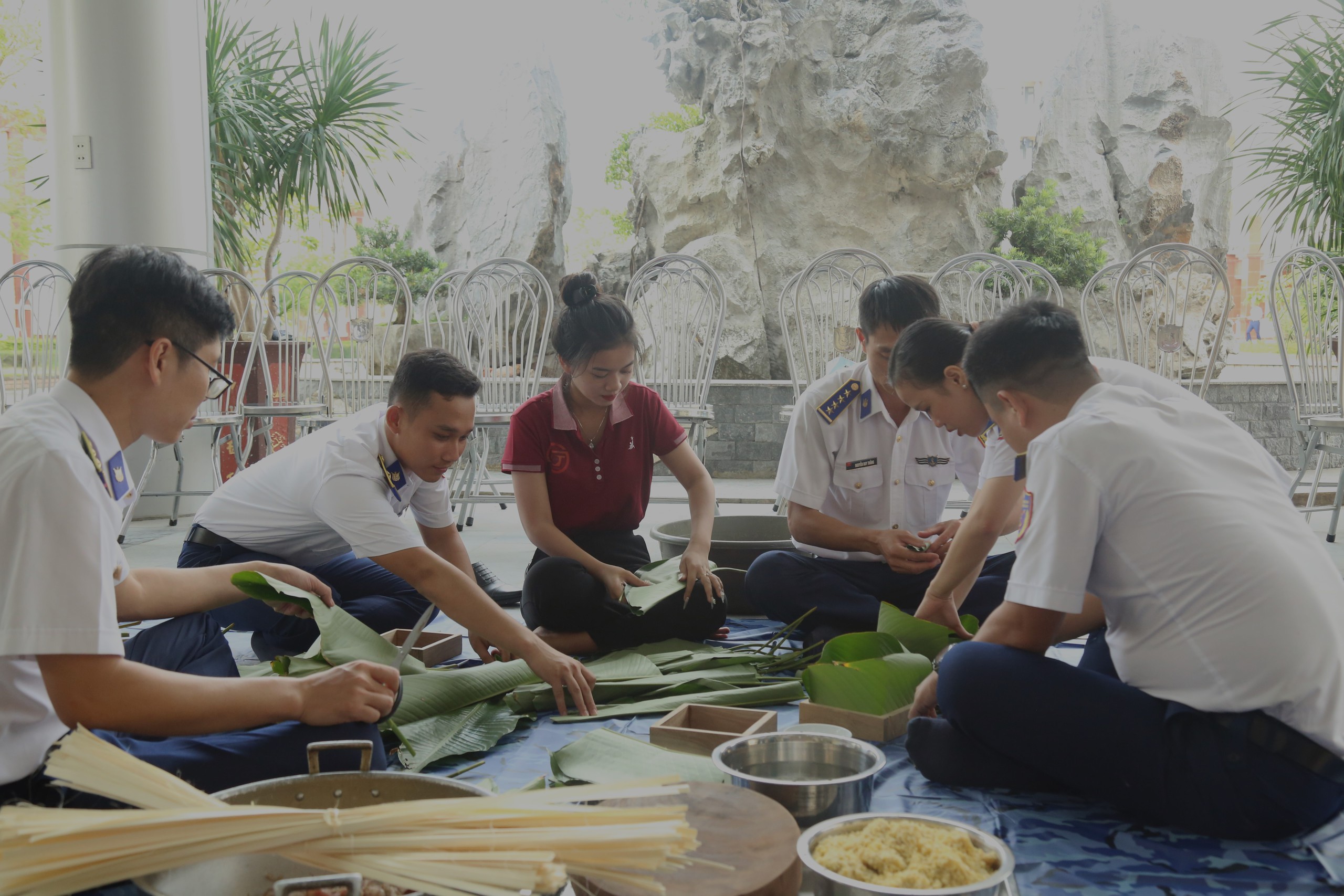 Những chàng trai cảnh sát biển thi gói bánh chưng dịp Tết- Ảnh 6.