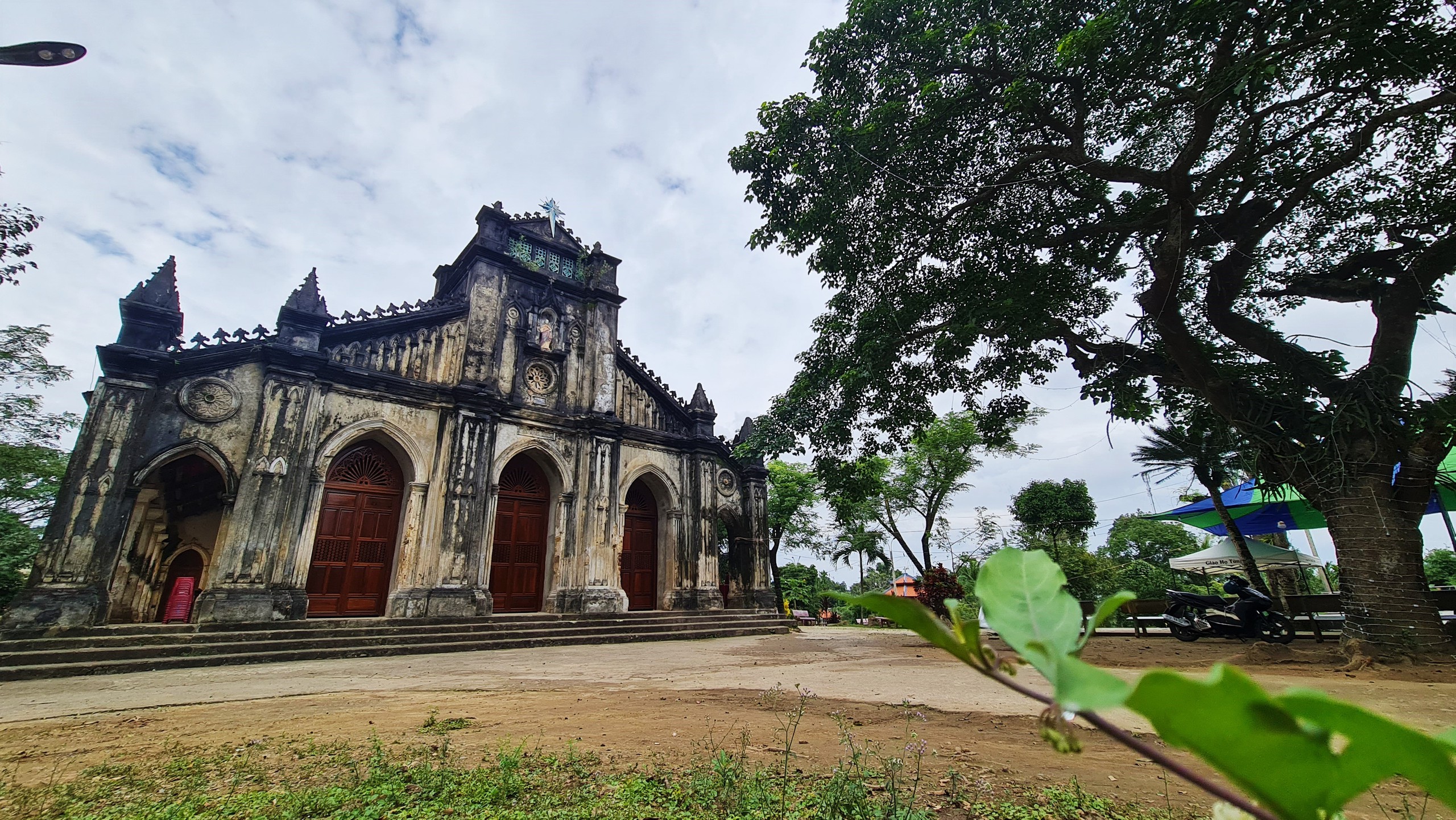 Chi&ecirc;m ngưỡng những Th&aacute;nh t&iacute;ch nơi nh&agrave; thờ đ&aacute; trăm tuổi- Ảnh 1.