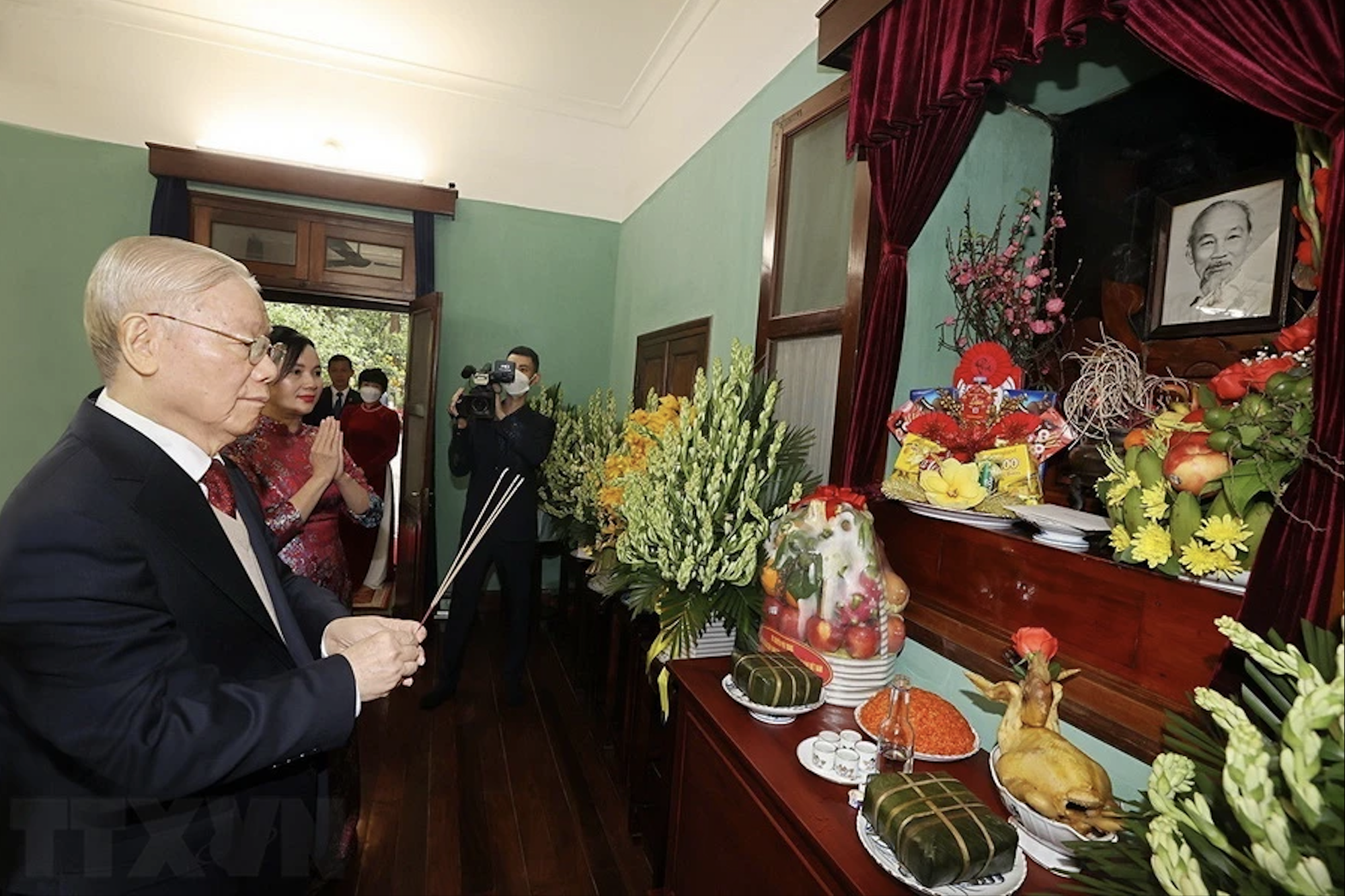 Tổng B&iacute; thư Nguyễn Ph&uacute; Trọng d&acirc;ng hương tưởng niệm Chủ tịch Hồ Ch&iacute; Minh tại Nh&agrave; 67- Ảnh 1.