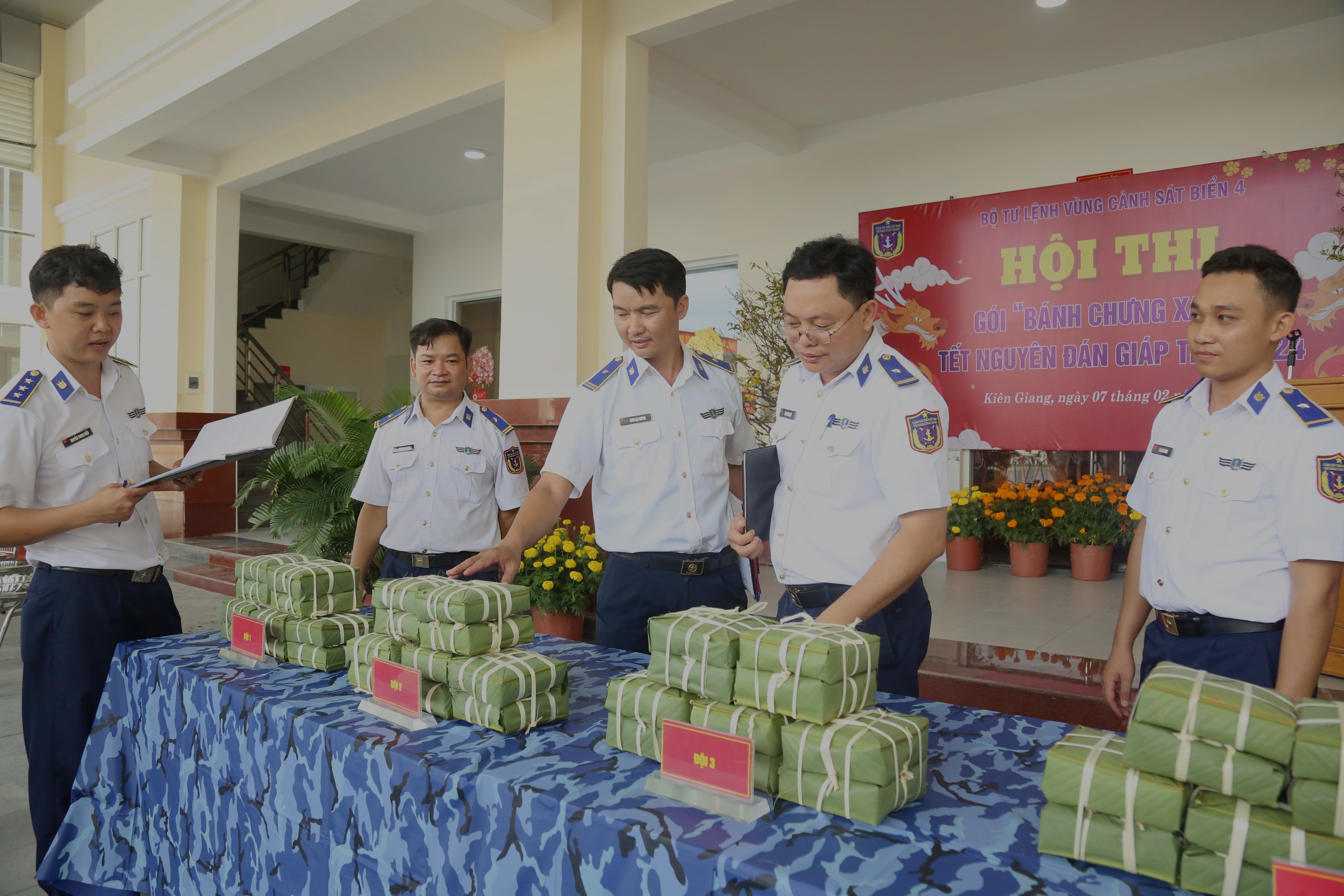 Những chàng trai cảnh sát biển thi gói bánh chưng dịp Tết- Ảnh 11.
