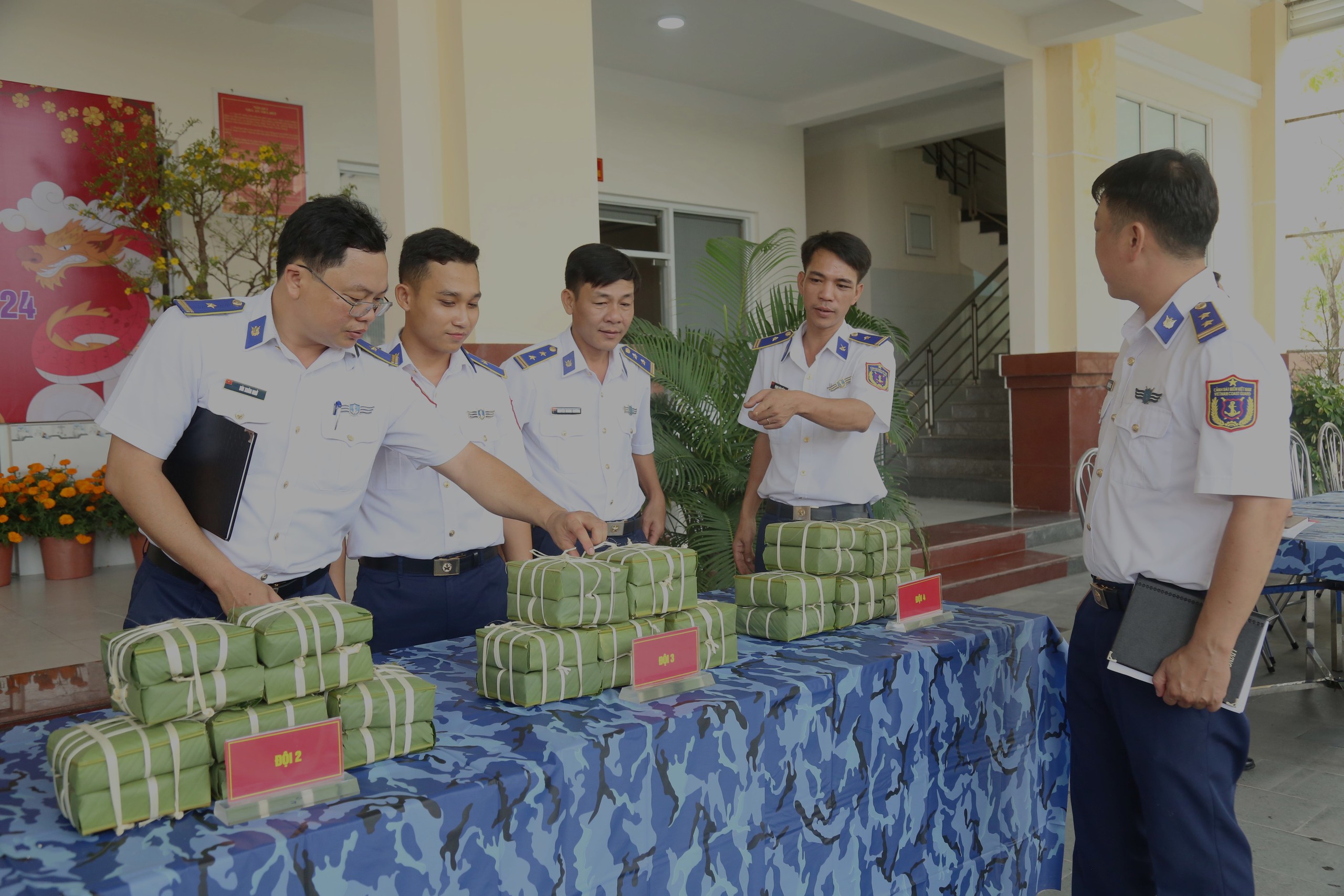 Những chàng trai cảnh sát biển thi gói bánh chưng dịp Tết- Ảnh 12.
