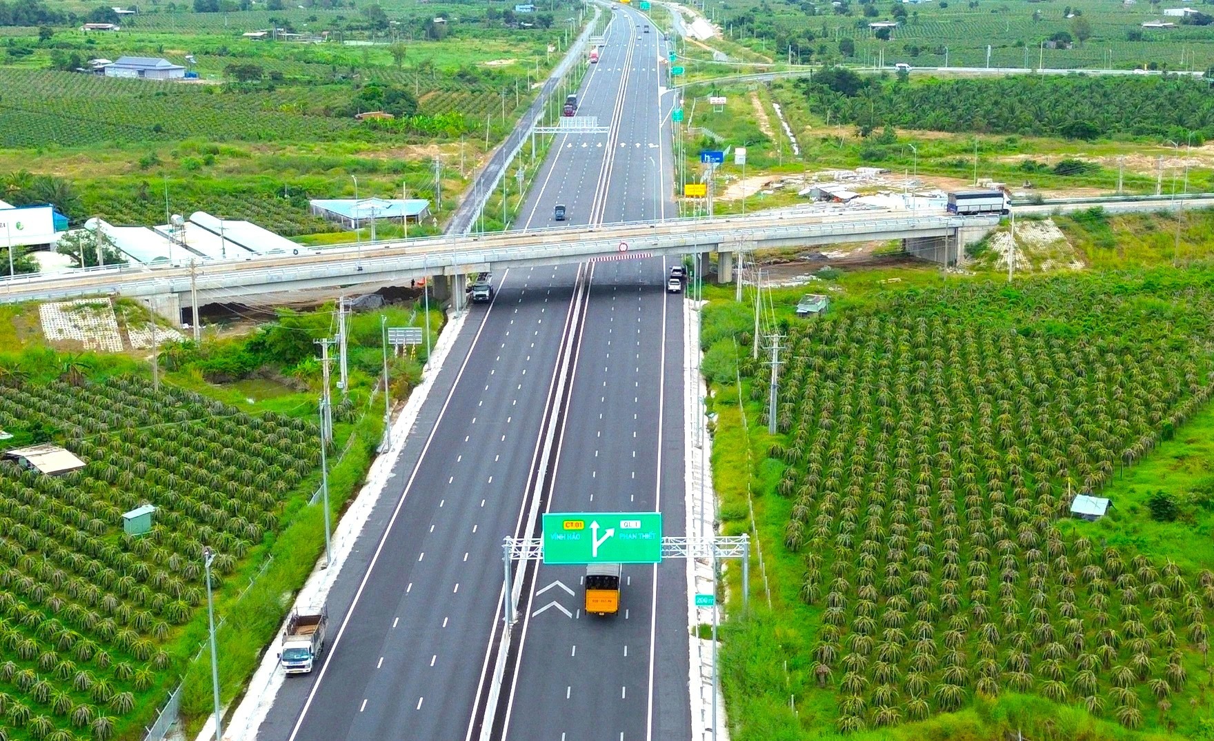 Năm 2023 to&agrave;n ng&agrave;nh GTVT đ&atilde; ho&agrave;n th&agrave;nh, đưa v&agrave;o khai th&aacute;c 20 dự &aacute;n, trong đ&oacute; ri&ecirc;ng đường bộ cao tốc với 9 dự &aacute;n d&agrave;i 475 km