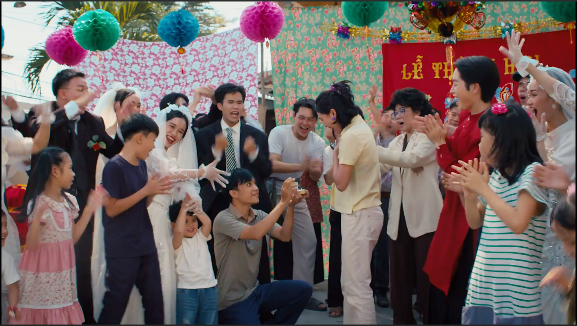 Đức Ph&uacute;c th&agrave;nh t&acirc;m "Đi ch&ugrave;a cầu duy&ecirc;n" gặp ngay Hoa hậu Thuỳ Ti&ecirc;n

- Ảnh 4.