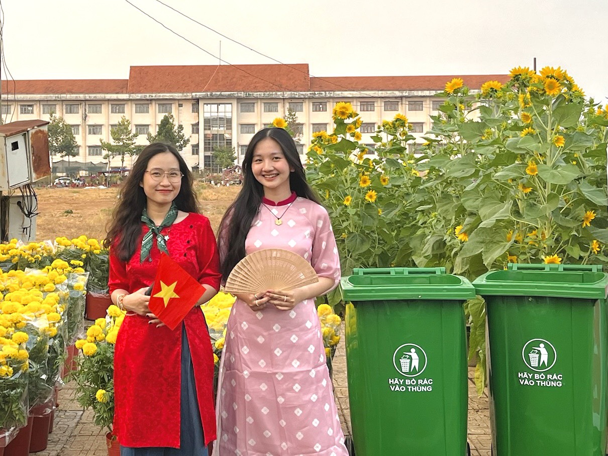 Rực rỡ chợ hoa xuân ngày cận Tết- Ảnh 6.