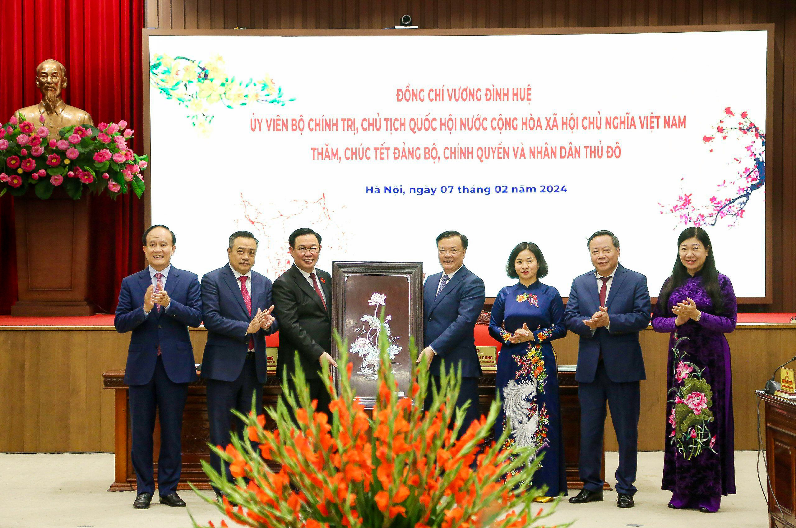 Chủ tịch Quốc hội chúc Tết Đảng bộ, chính quyền và nhân dân Hà Nội- Ảnh 3.