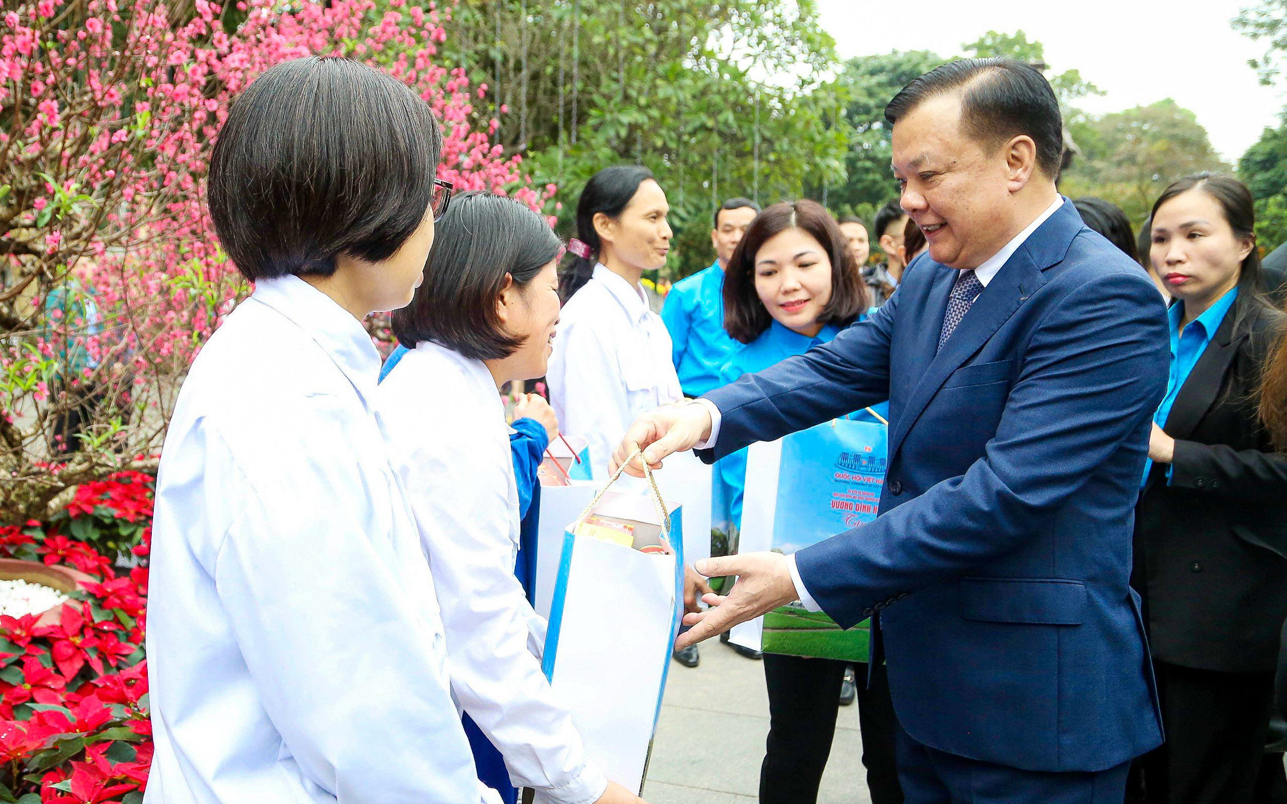 Chủ tịch Quốc hội chúc Tết Đảng bộ, chính quyền và nhân dân Hà Nội- Ảnh 12.