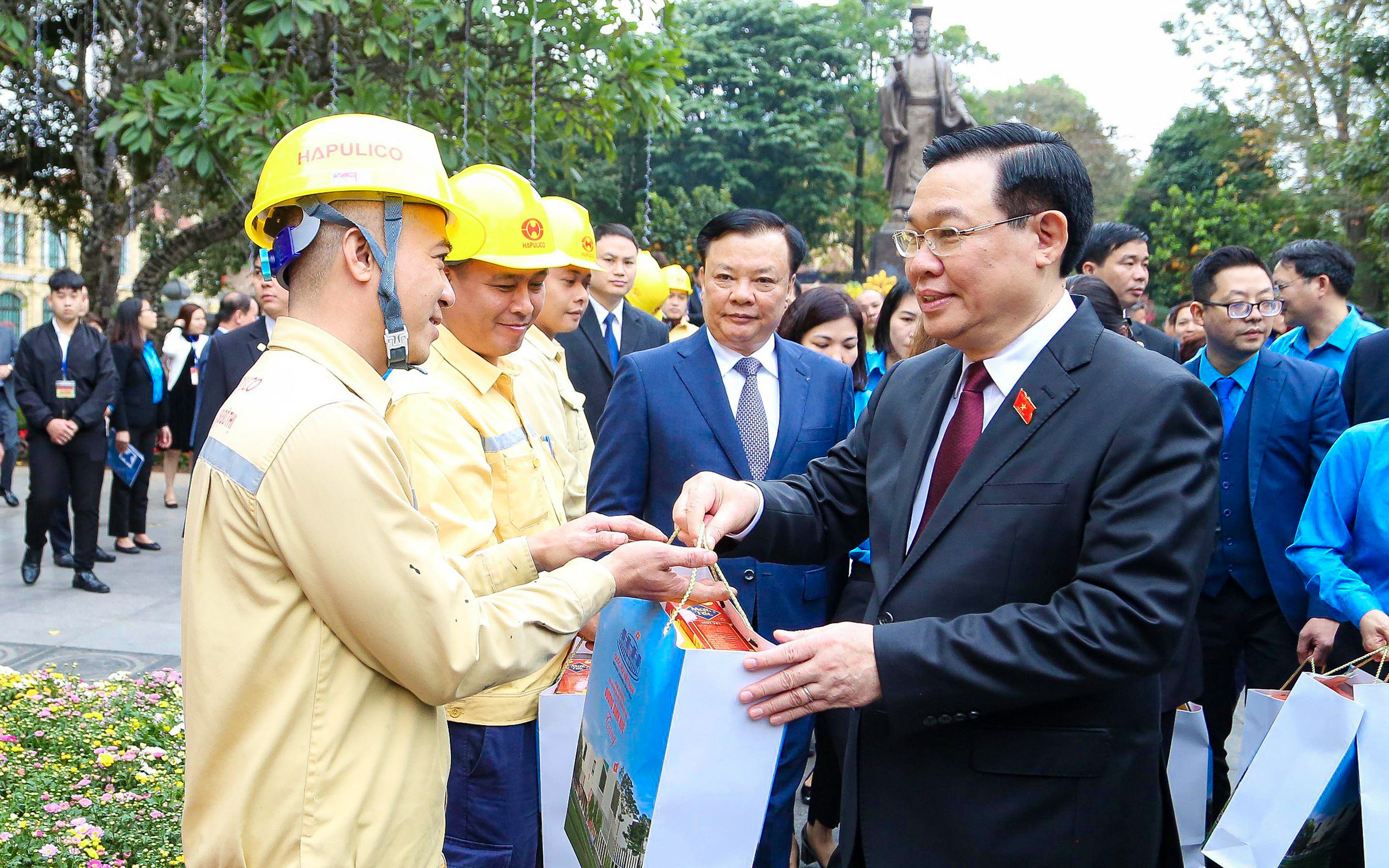 Chủ tịch Quốc hội chúc Tết Đảng bộ, chính quyền và nhân dân Hà Nội- Ảnh 10.