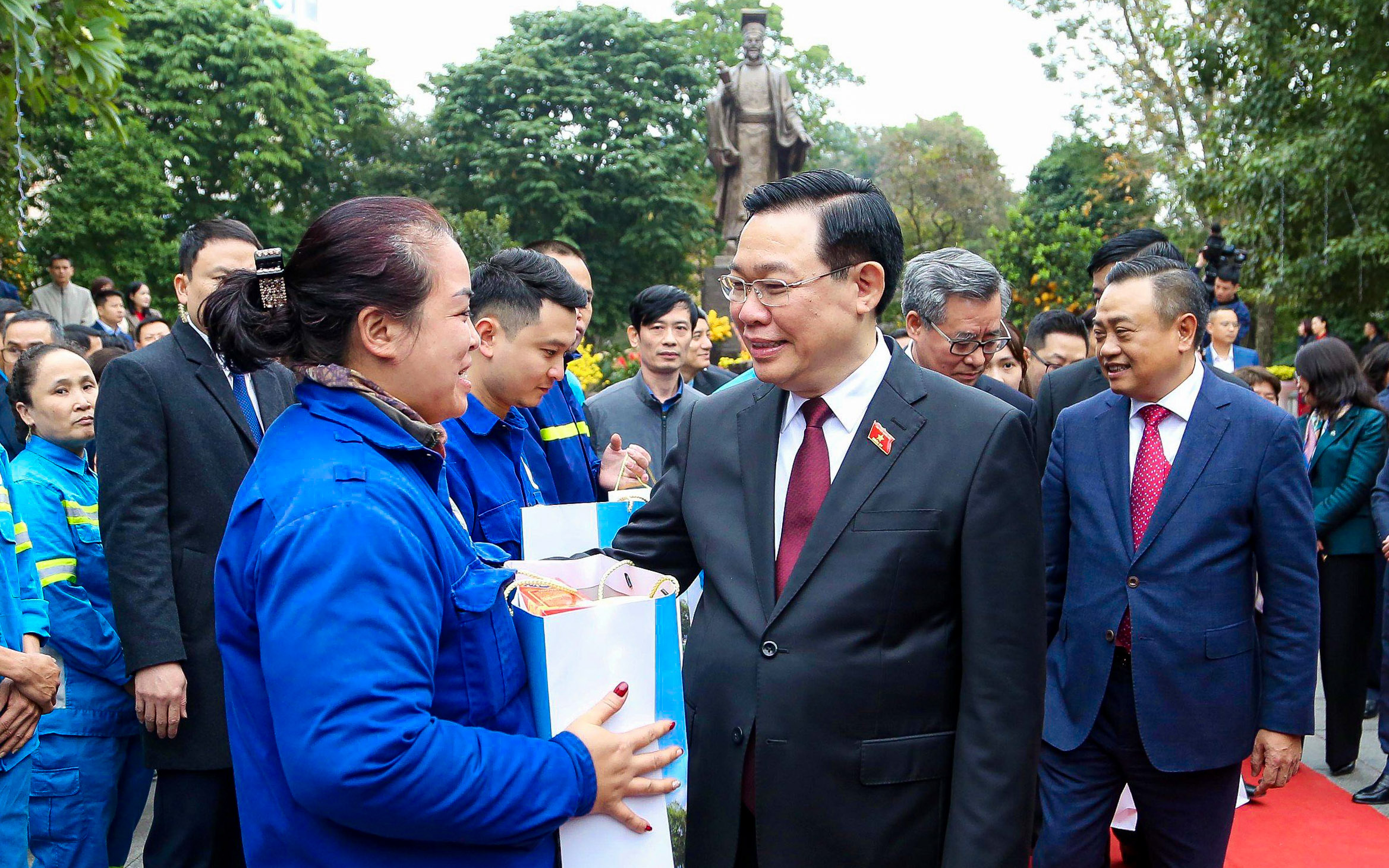 Chủ tịch Quốc hội chúc Tết Đảng bộ, chính quyền và nhân dân Hà Nội- Ảnh 11.