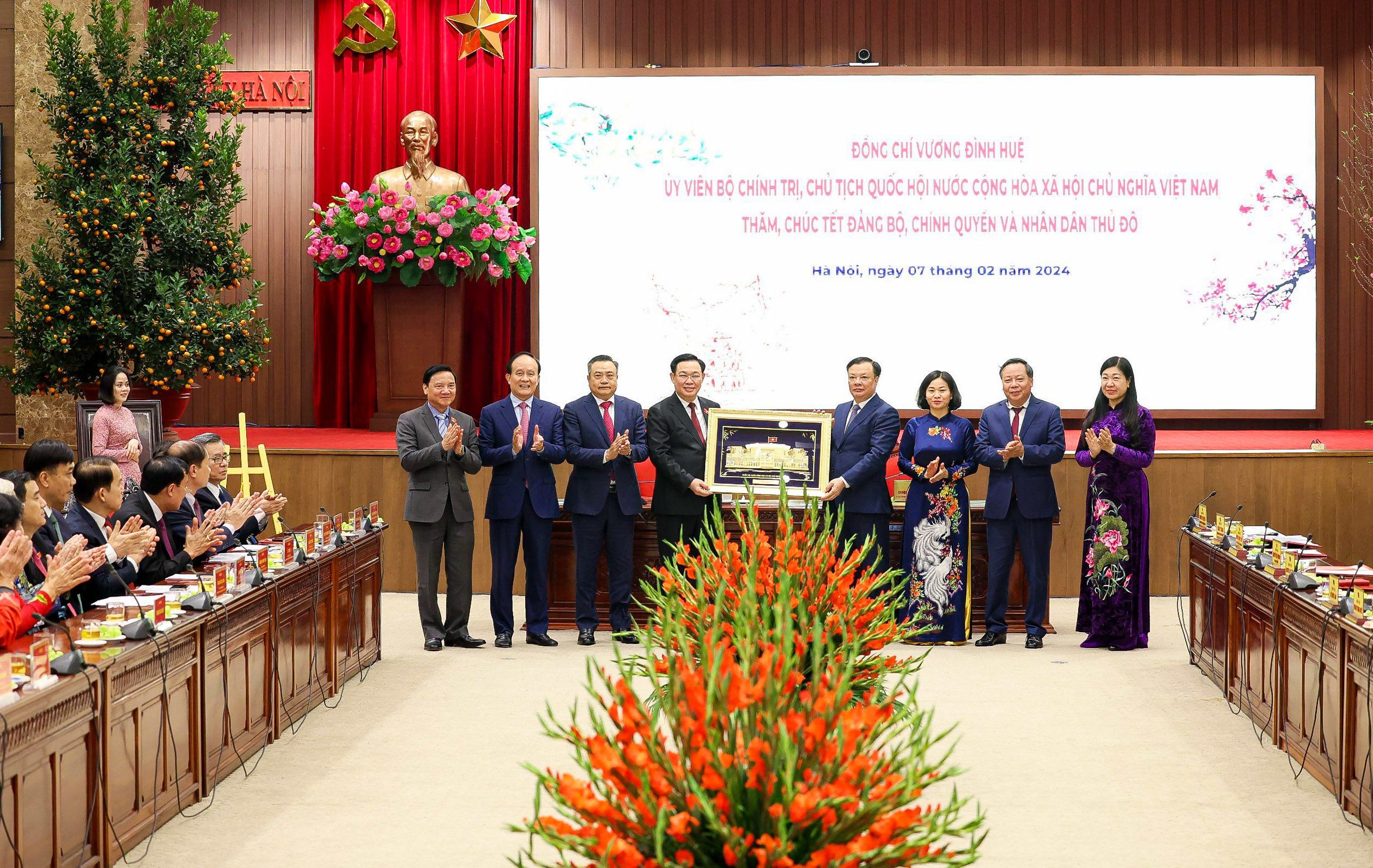 Chủ tịch Quốc hội chúc Tết Đảng bộ, chính quyền và nhân dân Hà Nội- Ảnh 2.