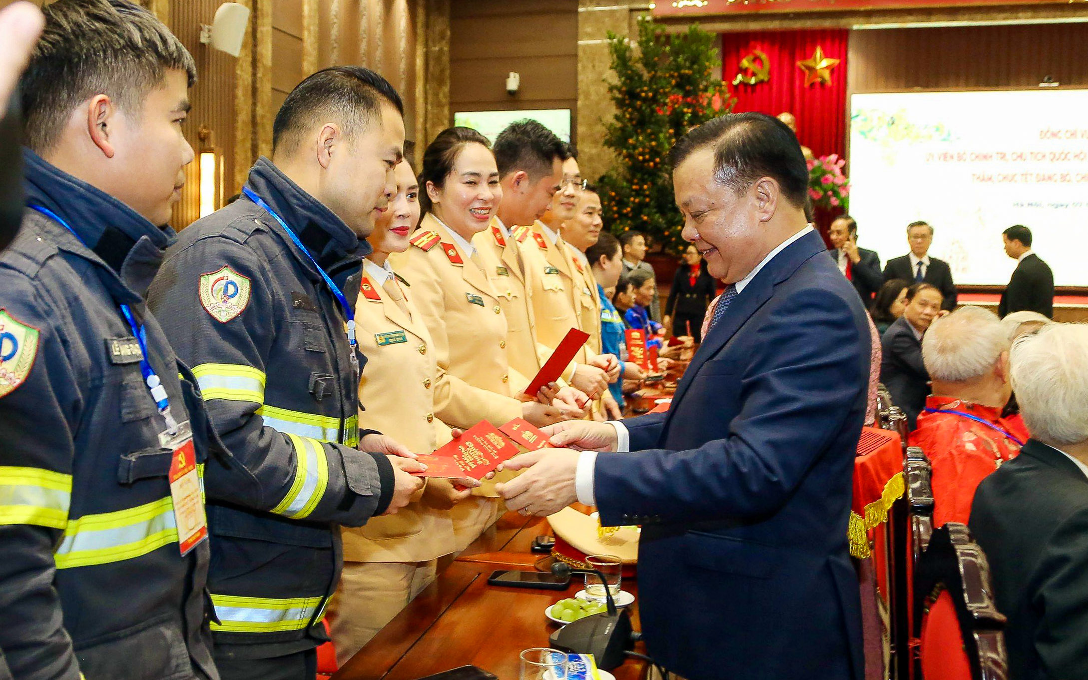 Chủ tịch Quốc hội chúc Tết Đảng bộ, chính quyền và nhân dân Hà Nội- Ảnh 6.