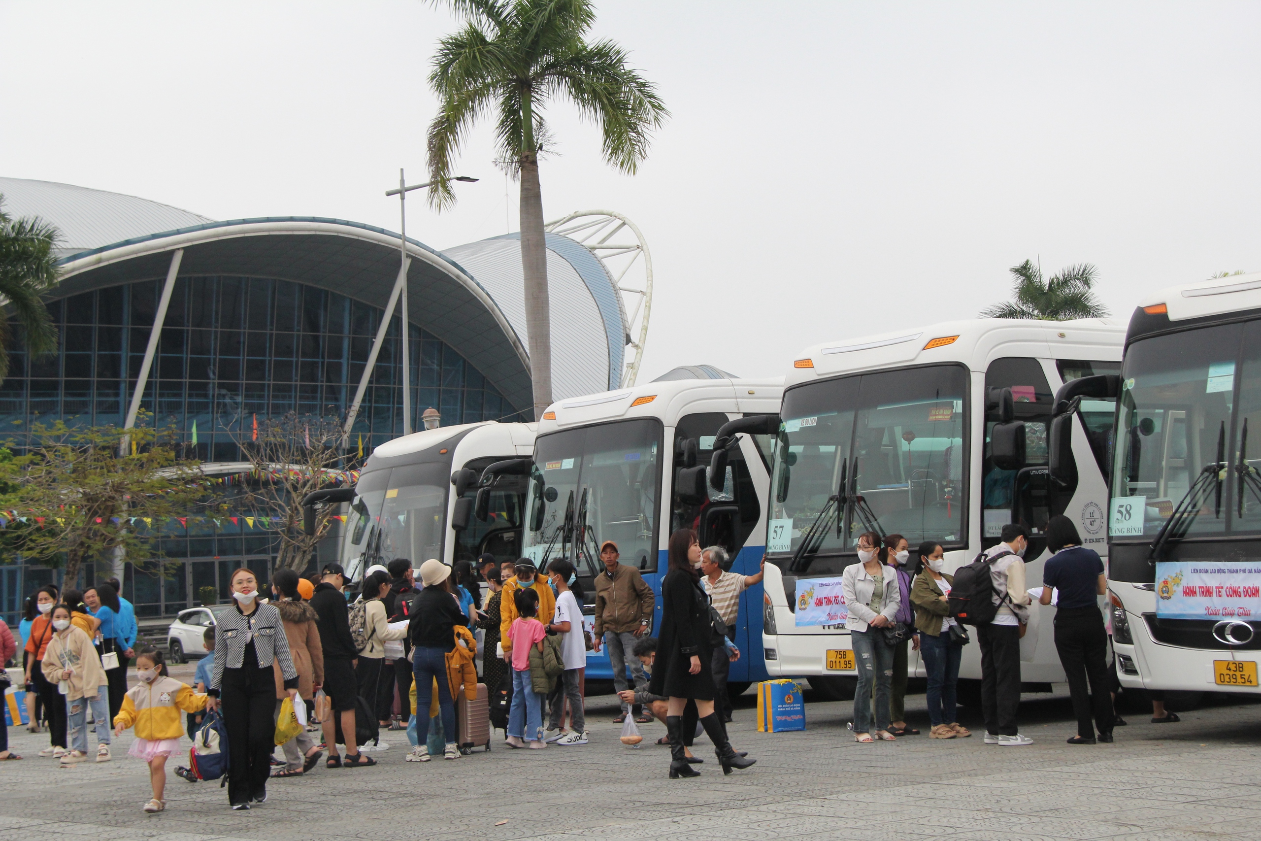 Tiễn hàng nghìn công nhân Đà Nẵng về quê trên Chuyến xe Công đoàn- Ảnh 4.
