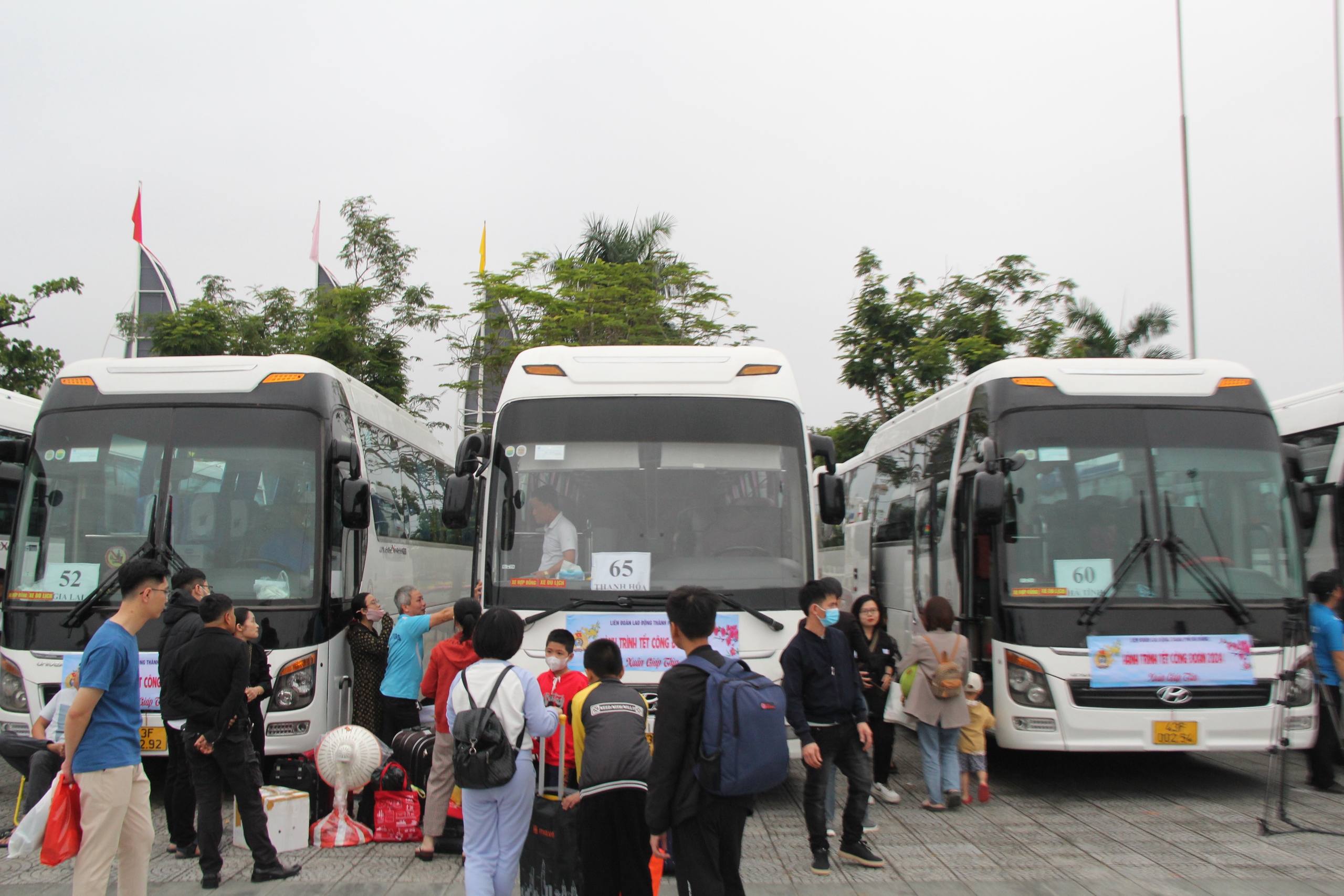 Tiễn hàng nghìn công nhân Đà Nẵng về quê trên Chuyến xe Công đoàn- Ảnh 8.