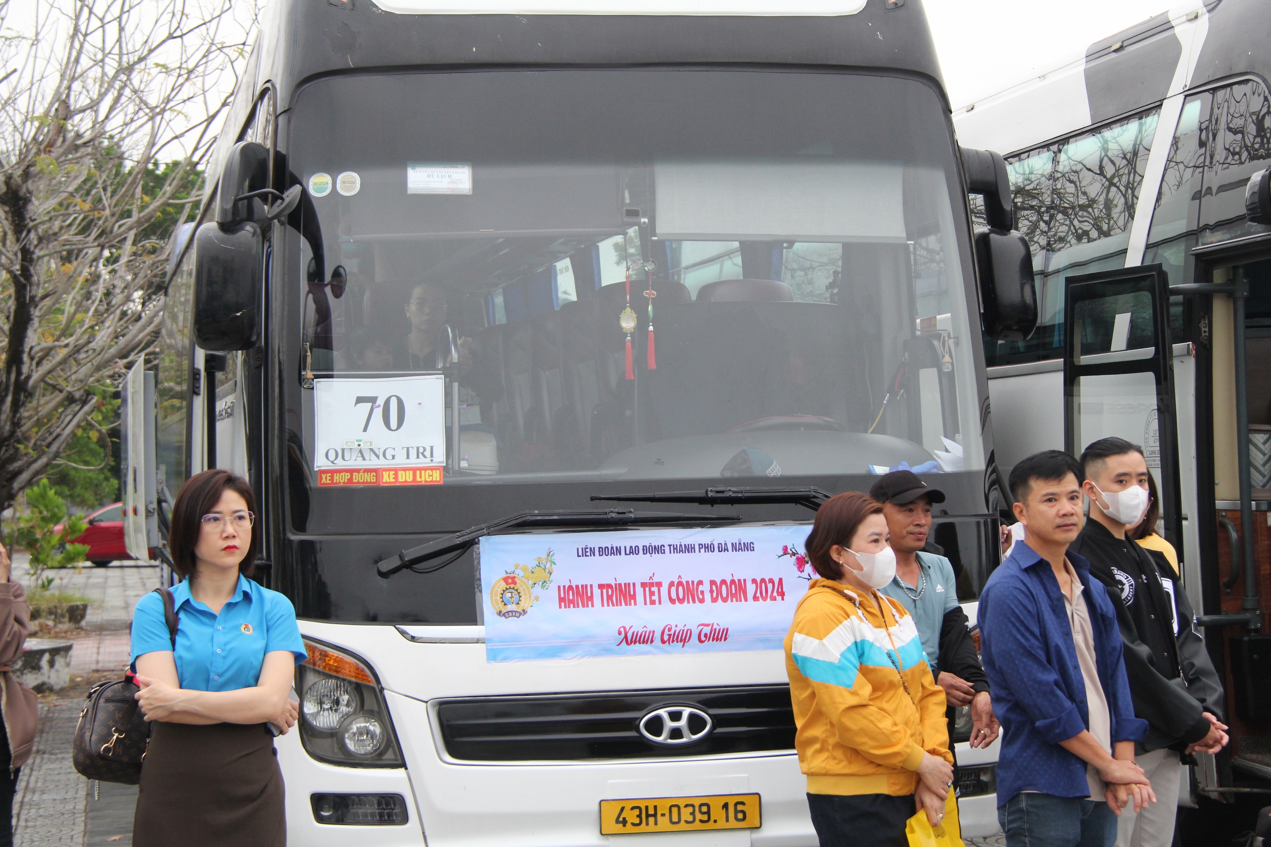 Tiễn hàng nghìn công nhân Đà Nẵng về quê trên Chuyến xe Công đoàn- Ảnh 7.