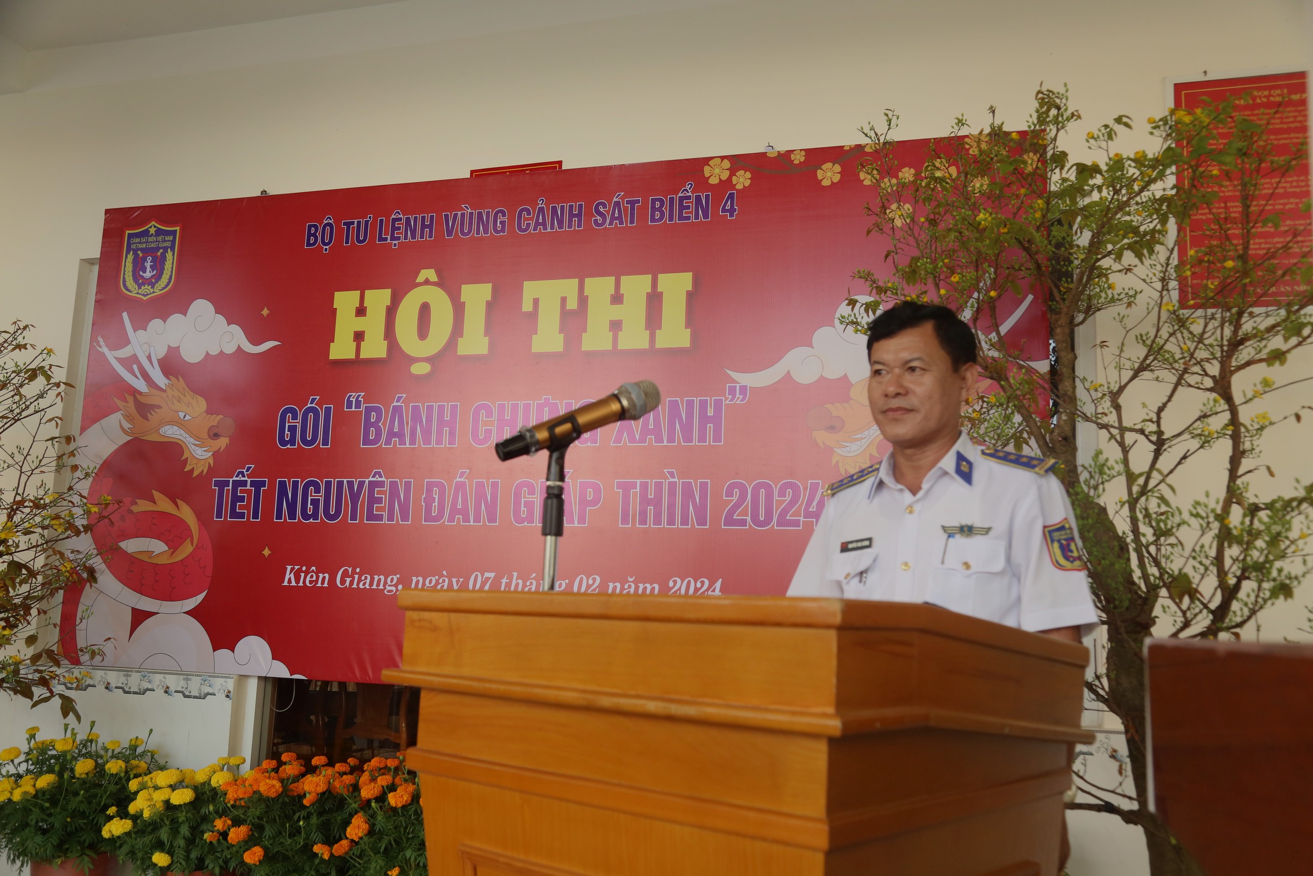 Những chàng trai cảnh sát biển thi gói bánh chưng dịp Tết- Ảnh 14.