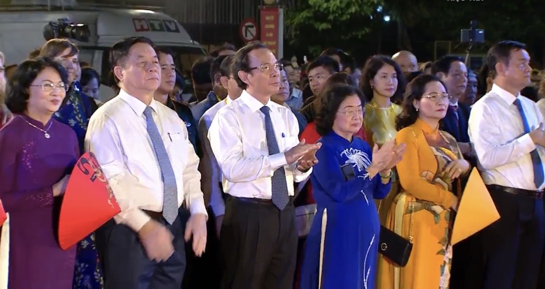 Đường hoa Nguyễn Huệ Tết Giáp Thìn 2024: Quy mô, độc đáo- Ảnh 2.