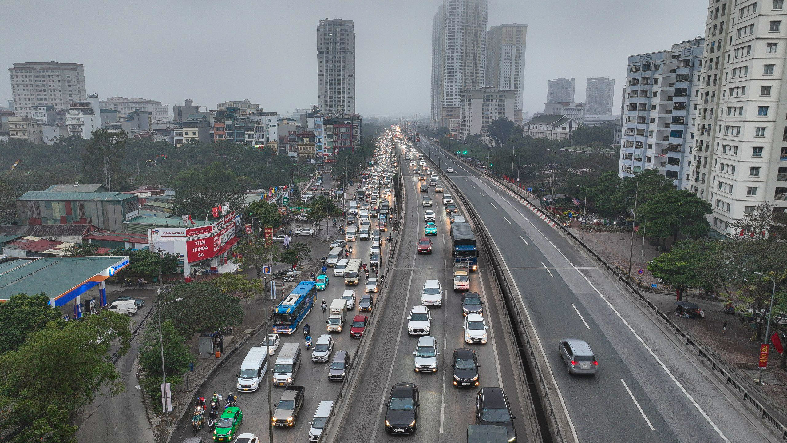 &Ocirc;t&ocirc; xếp h&agrave;ng d&agrave;i 2 km để v&agrave;o cao tốc Ph&aacute;p V&acirc;n - Cầu Giẽ rời Thủ đ&ocirc;- Ảnh 5.