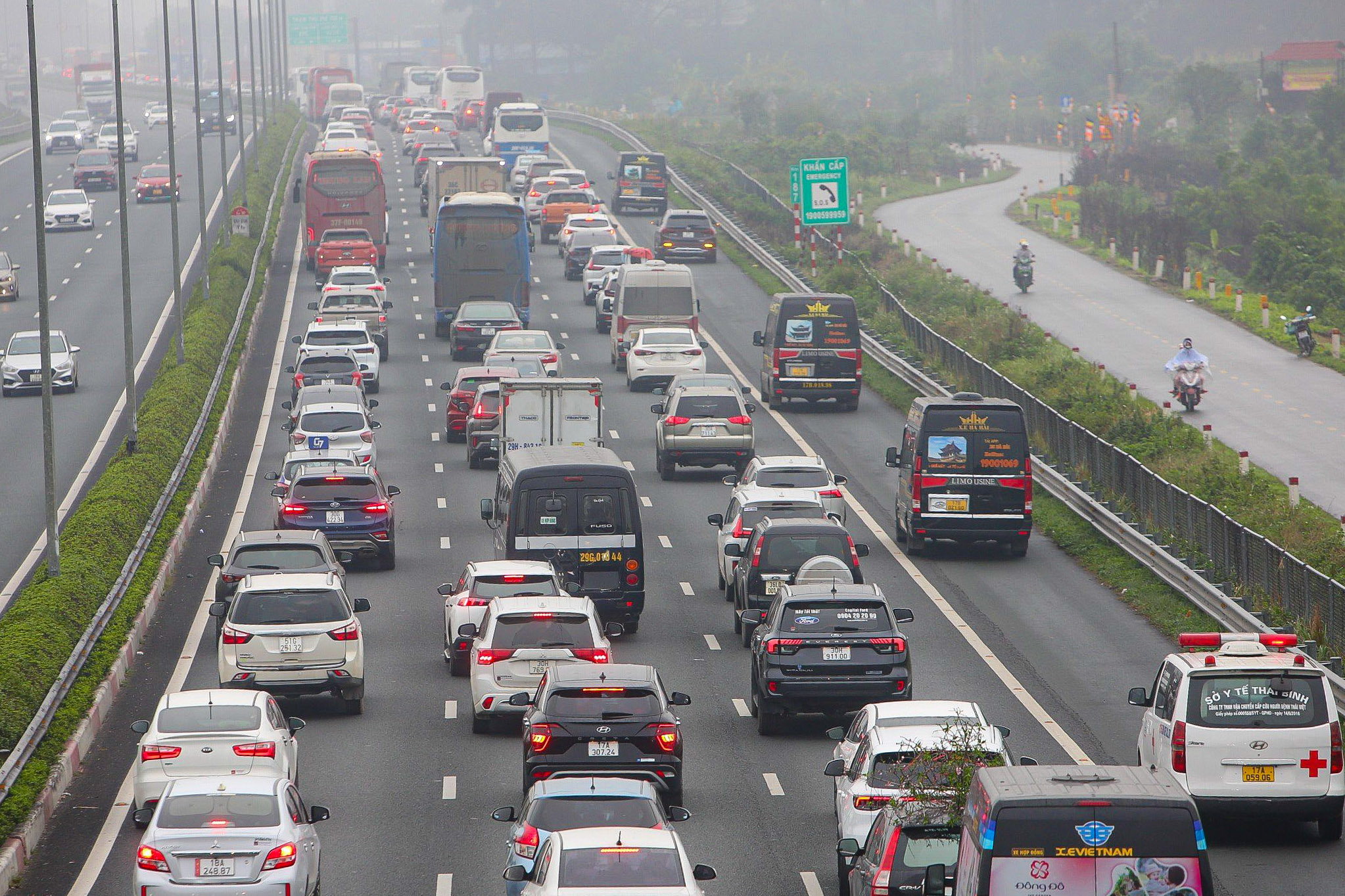 &Ocirc;t&ocirc; xếp h&agrave;ng d&agrave;i 2 km để v&agrave;o cao tốc Ph&aacute;p V&acirc;n - Cầu Giẽ rời Thủ đ&ocirc;- Ảnh 7.