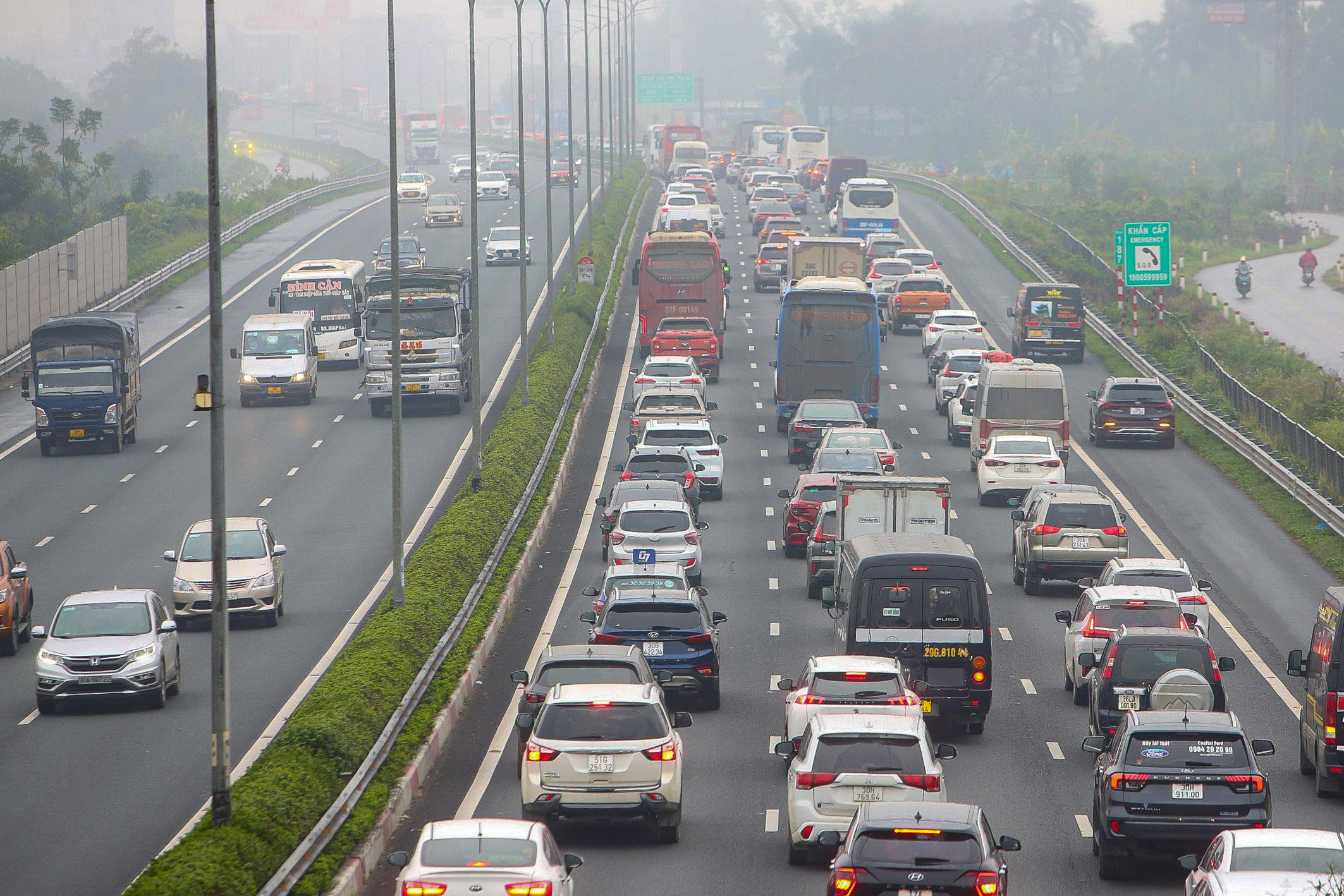 &Ocirc;t&ocirc; xếp h&agrave;ng d&agrave;i 2 km để v&agrave;o cao tốc Ph&aacute;p V&acirc;n - Cầu Giẽ rời Thủ đ&ocirc;- Ảnh 6.