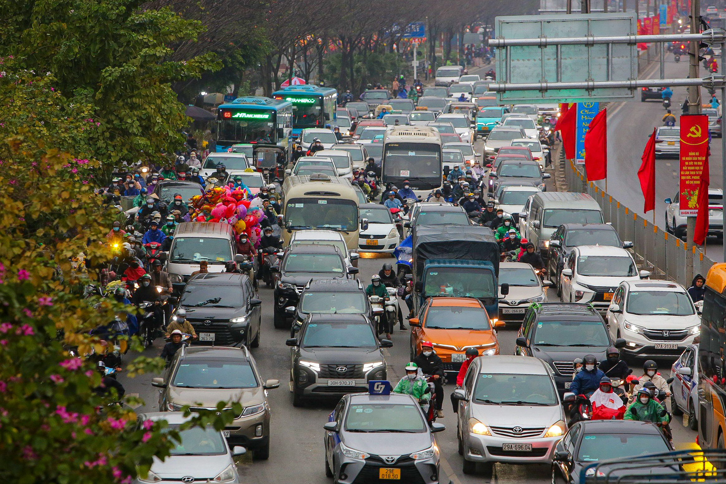 &Ocirc;t&ocirc; xếp h&agrave;ng d&agrave;i 2 km để v&agrave;o cao tốc Ph&aacute;p V&acirc;n - Cầu Giẽ rời Thủ đ&ocirc;- Ảnh 4.