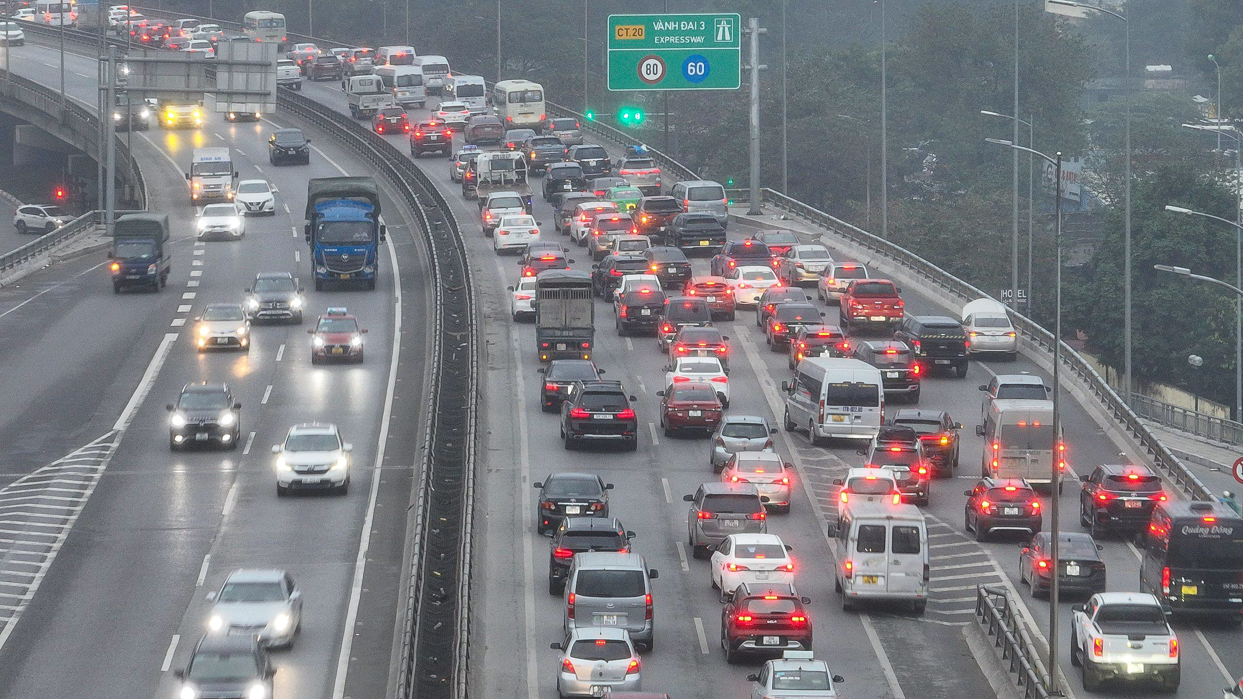 &Ocirc;t&ocirc; xếp h&agrave;ng d&agrave;i 2 km để v&agrave;o cao tốc Ph&aacute;p V&acirc;n - Cầu Giẽ rời Thủ đ&ocirc;- Ảnh 3.