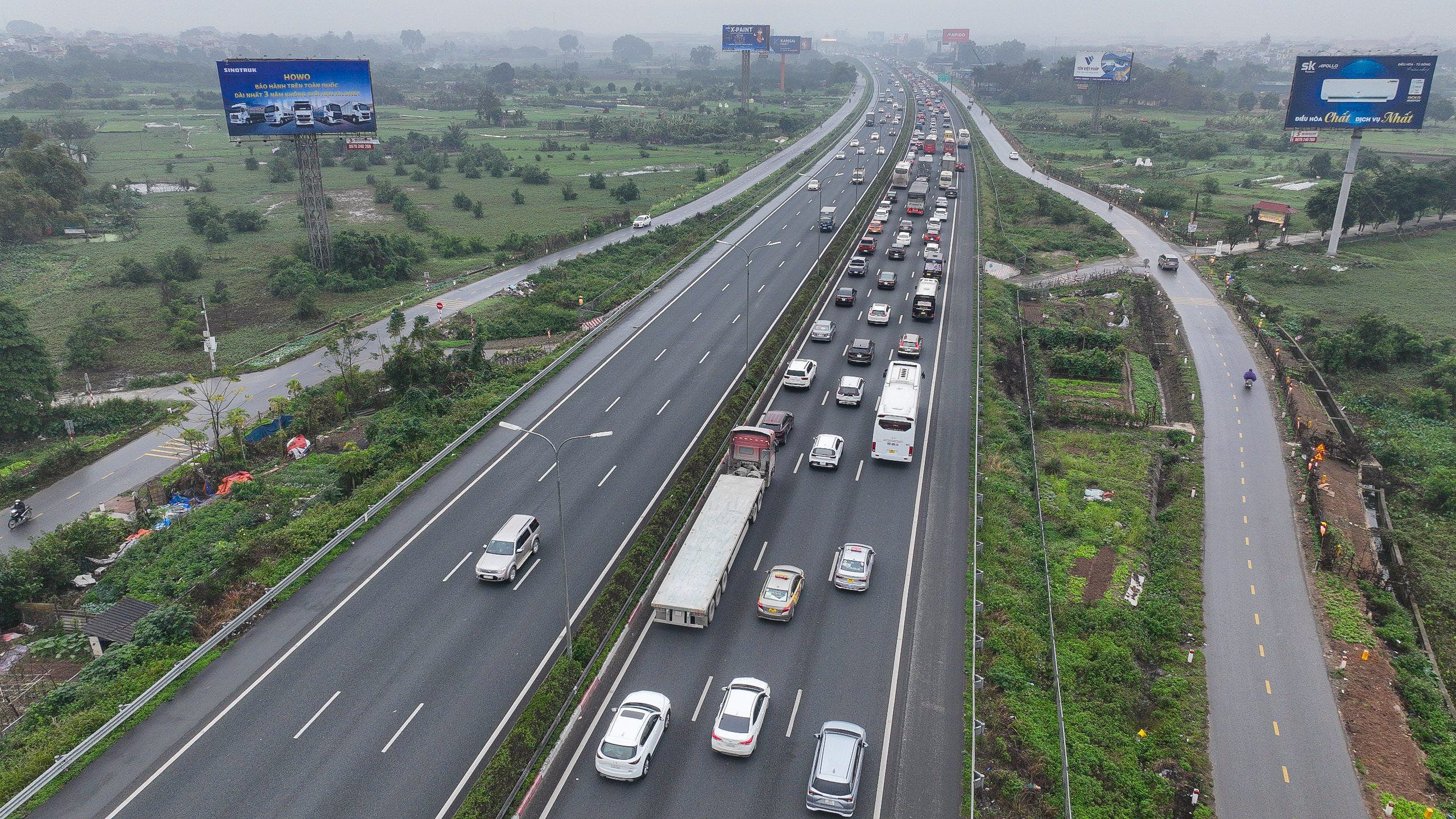 &Ocirc;t&ocirc; xếp h&agrave;ng d&agrave;i 2 km để v&agrave;o cao tốc Ph&aacute;p V&acirc;n - Cầu Giẽ rời Thủ đ&ocirc;- Ảnh 8.