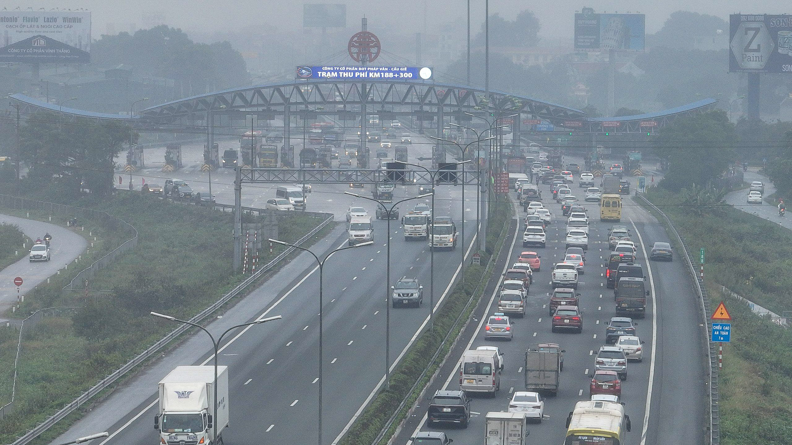 &Ocirc;t&ocirc; xếp h&agrave;ng d&agrave;i 2 km để v&agrave;o cao tốc Ph&aacute;p V&acirc;n - Cầu Giẽ rời Thủ đ&ocirc;- Ảnh 9.