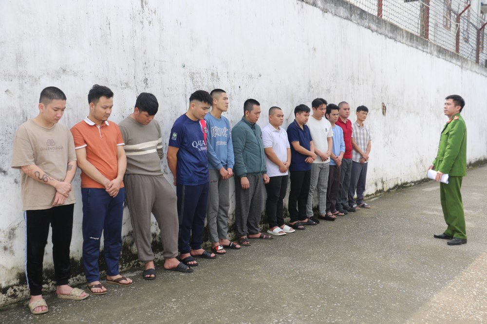 Bắt nhiều đối tượng trong đường d&acirc;y đ&aacute;nh bạc hơn 200 tỉ đồng- Ảnh 2.