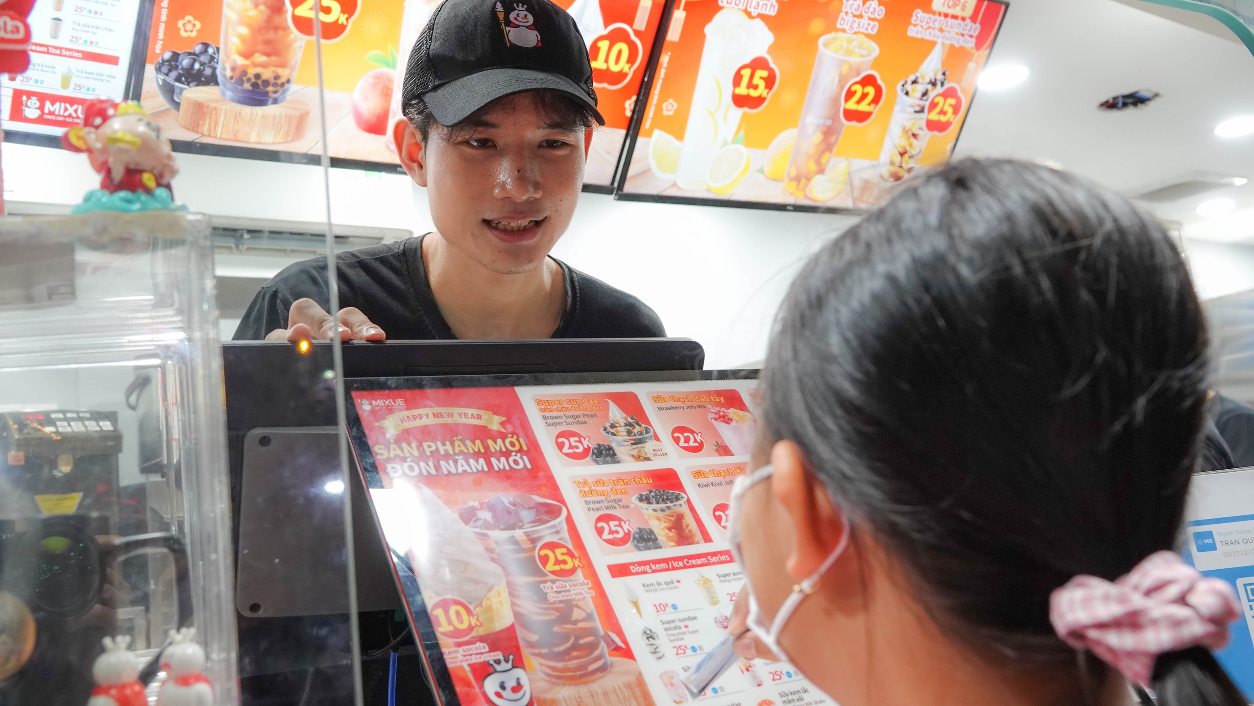 Sinh vi&ecirc;n l&agrave;m th&ecirc;m ng&agrave;y Tết: &ldquo;Tết n&agrave;y chỉ mua một &aacute;o ấm cho em trai&rdquo;- Ảnh 1.